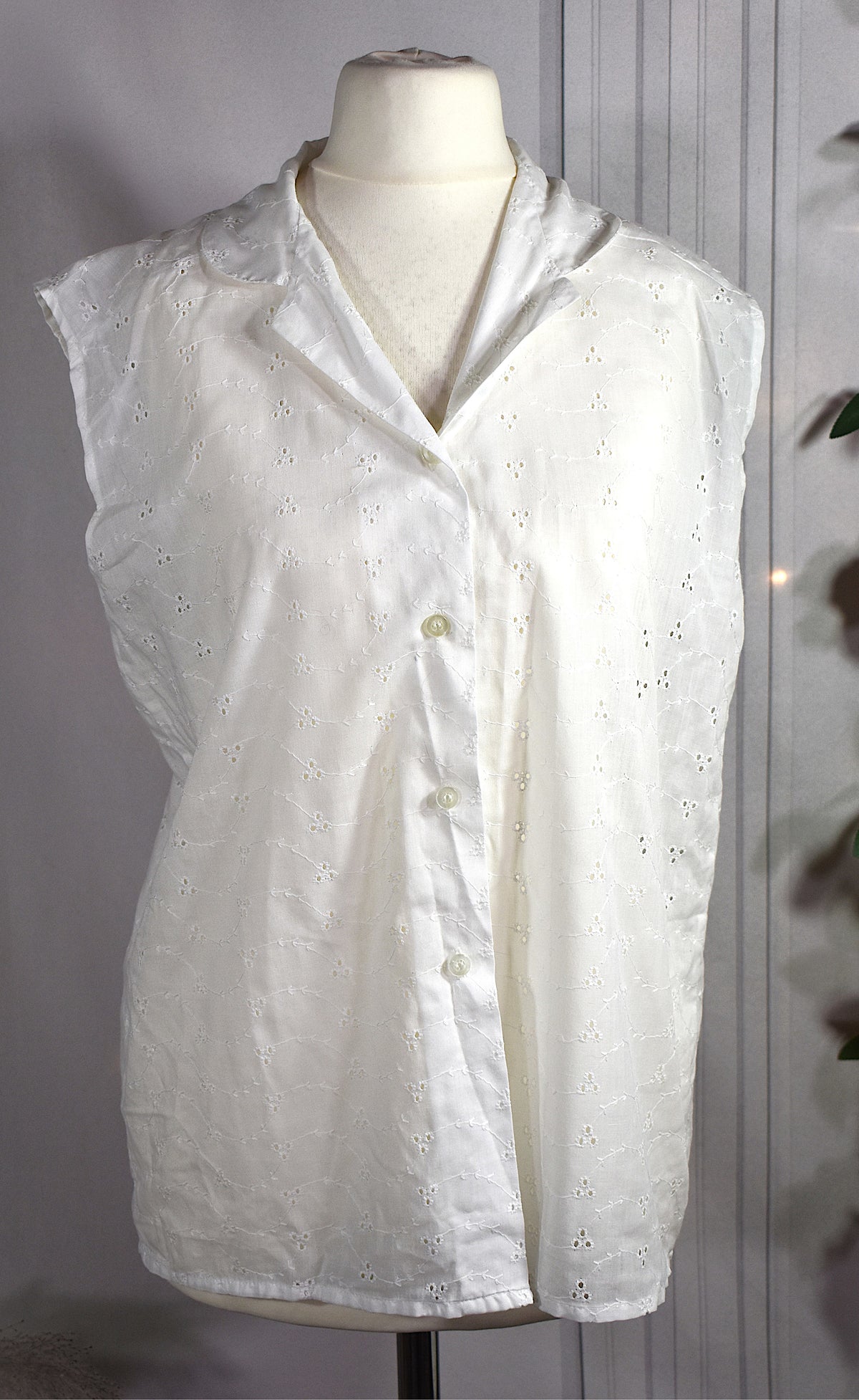 Blouse blanche sans manches en broderie anglaise vintage