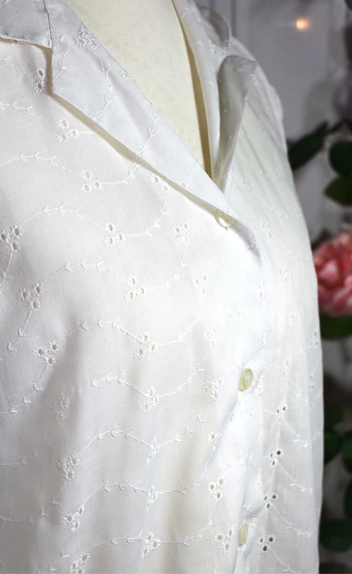 Blouse blanche sans manches en broderie anglaise vintage