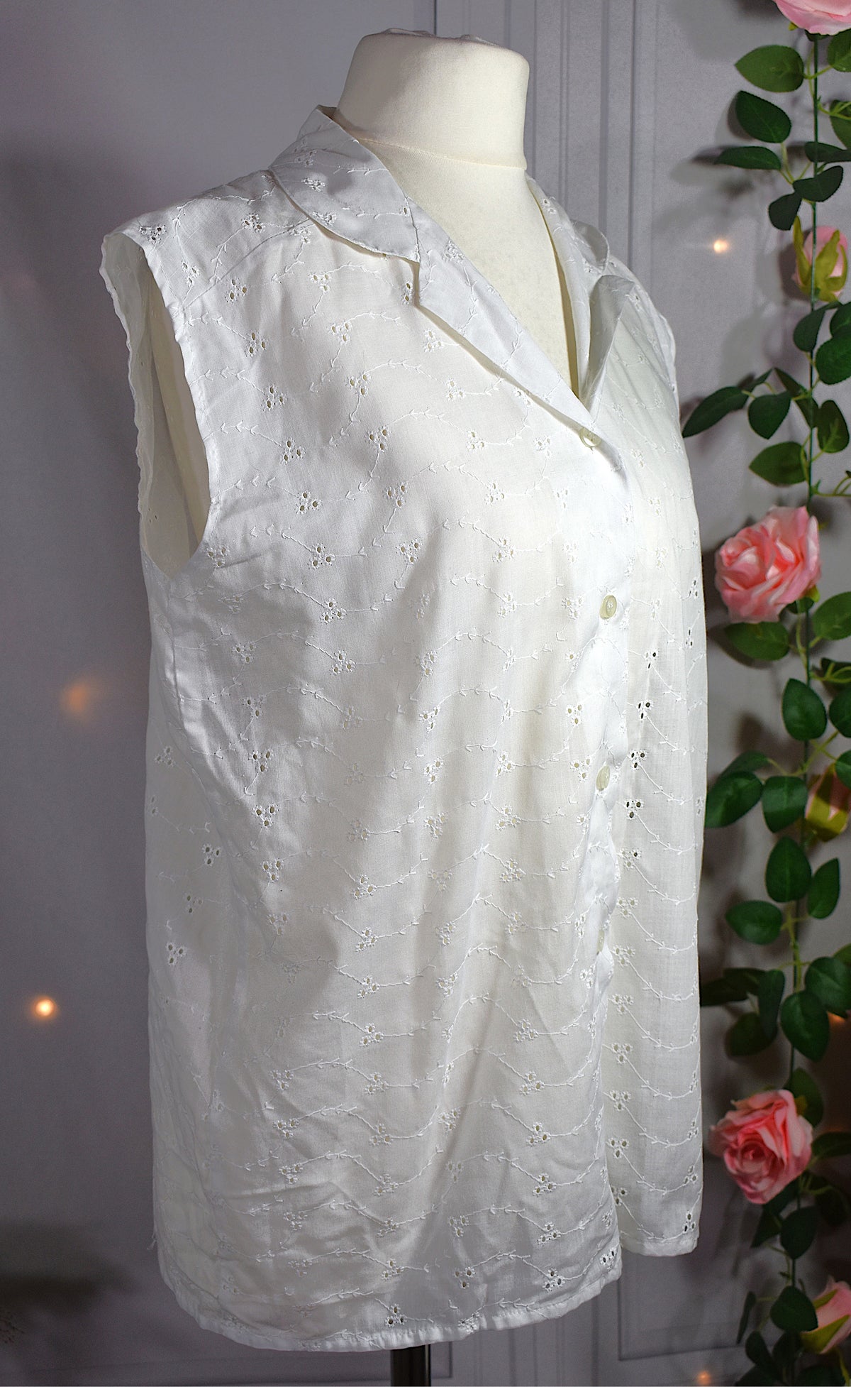 Blouse blanche sans manches en broderie anglaise vintage