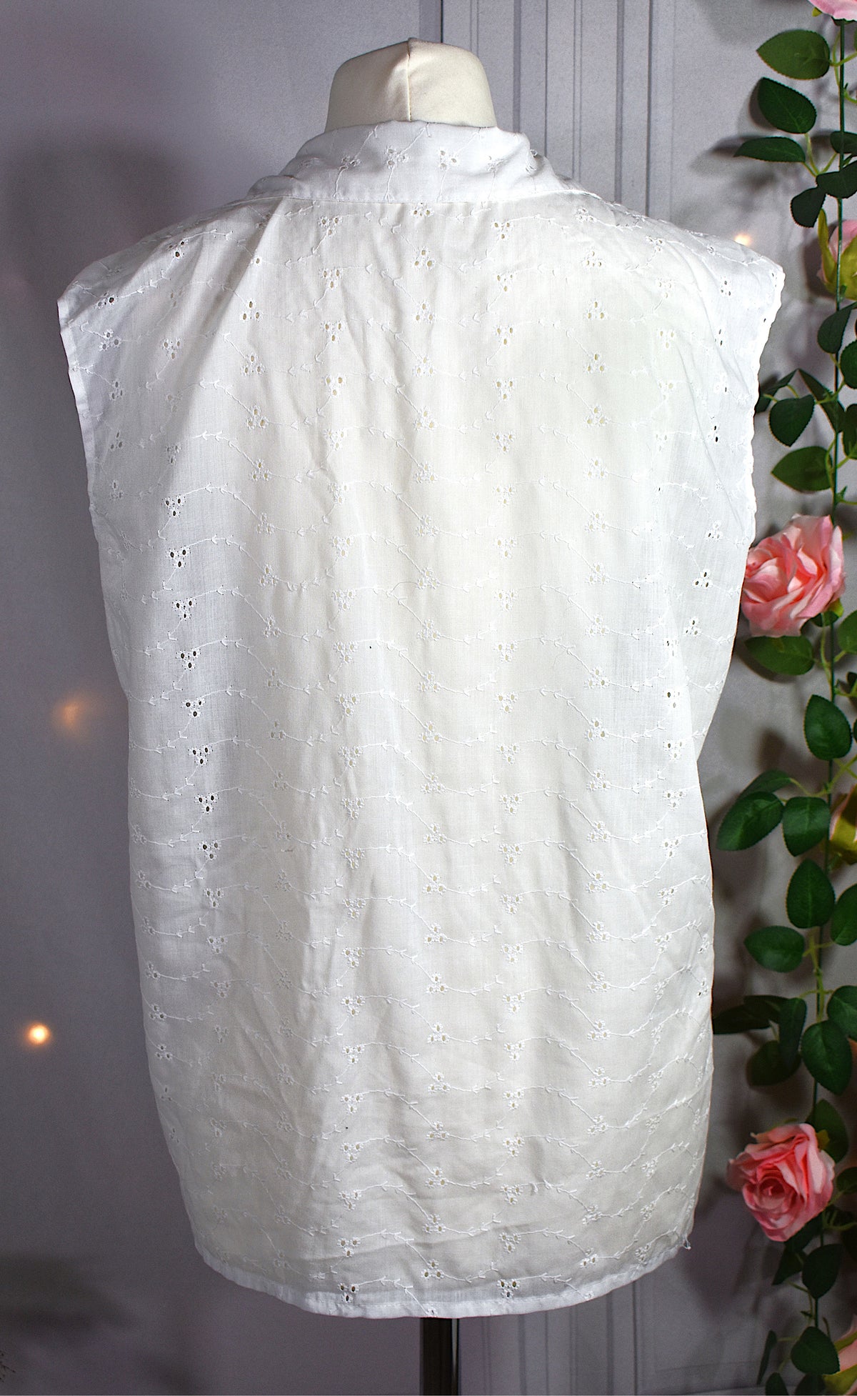 Blouse blanche sans manches en broderie anglaise vintage