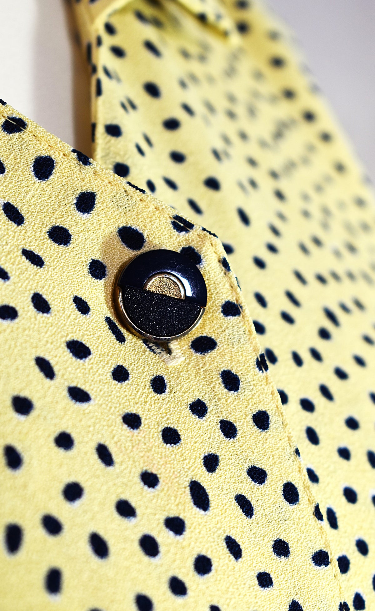 Robe jaune à pois bleu marine