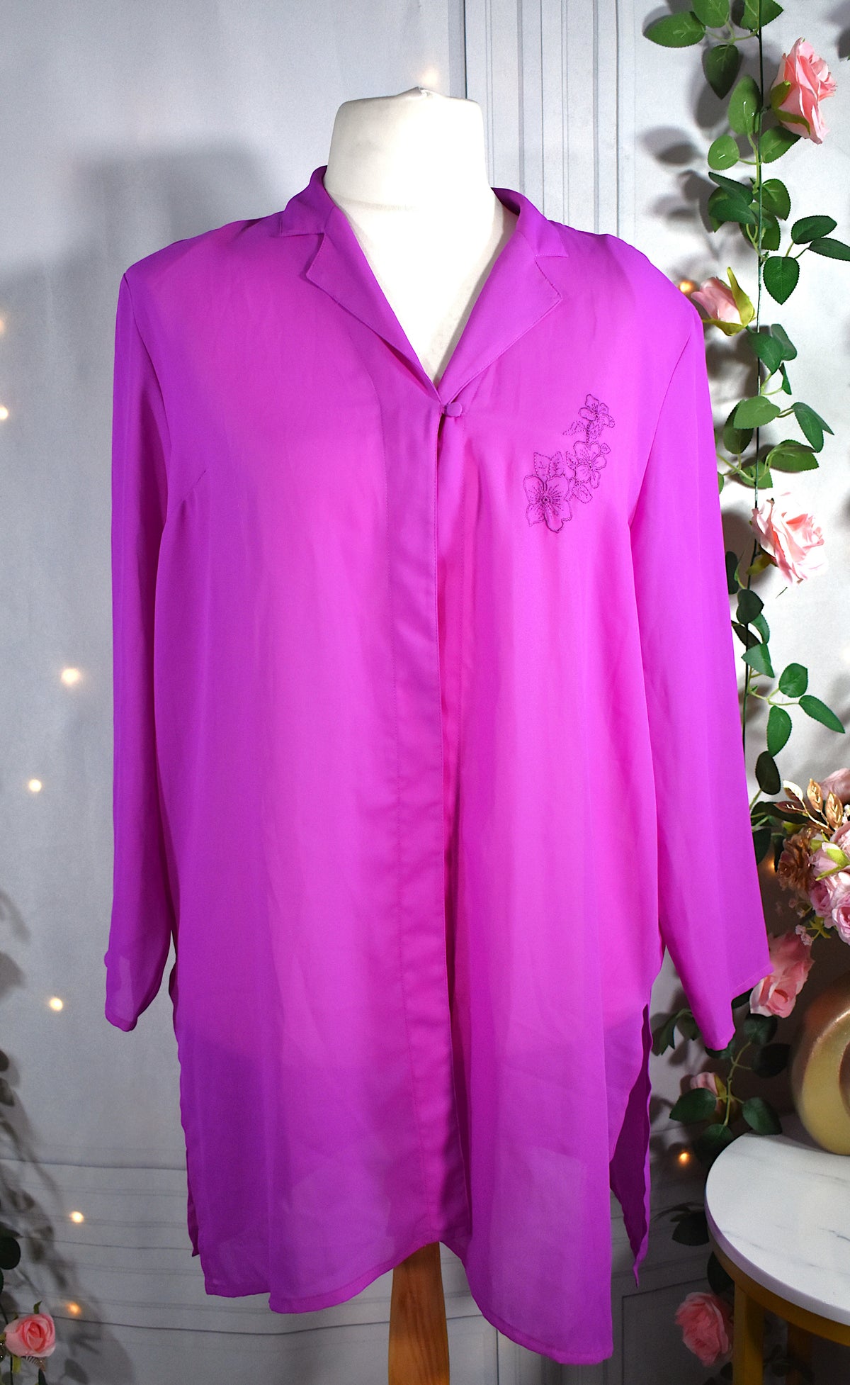Surchemise en mousseline fuchsia & broderies florales