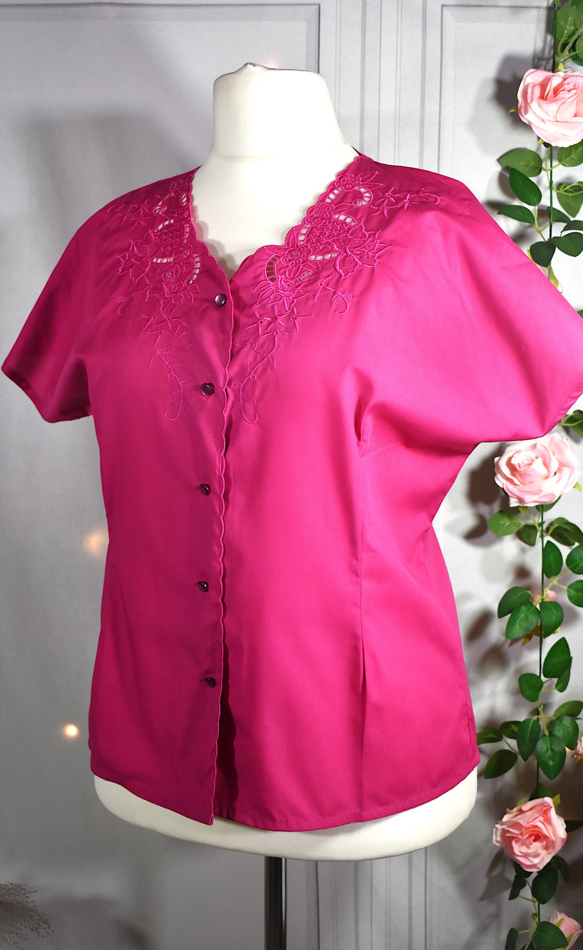 Blouse rose à l'encolure brodée