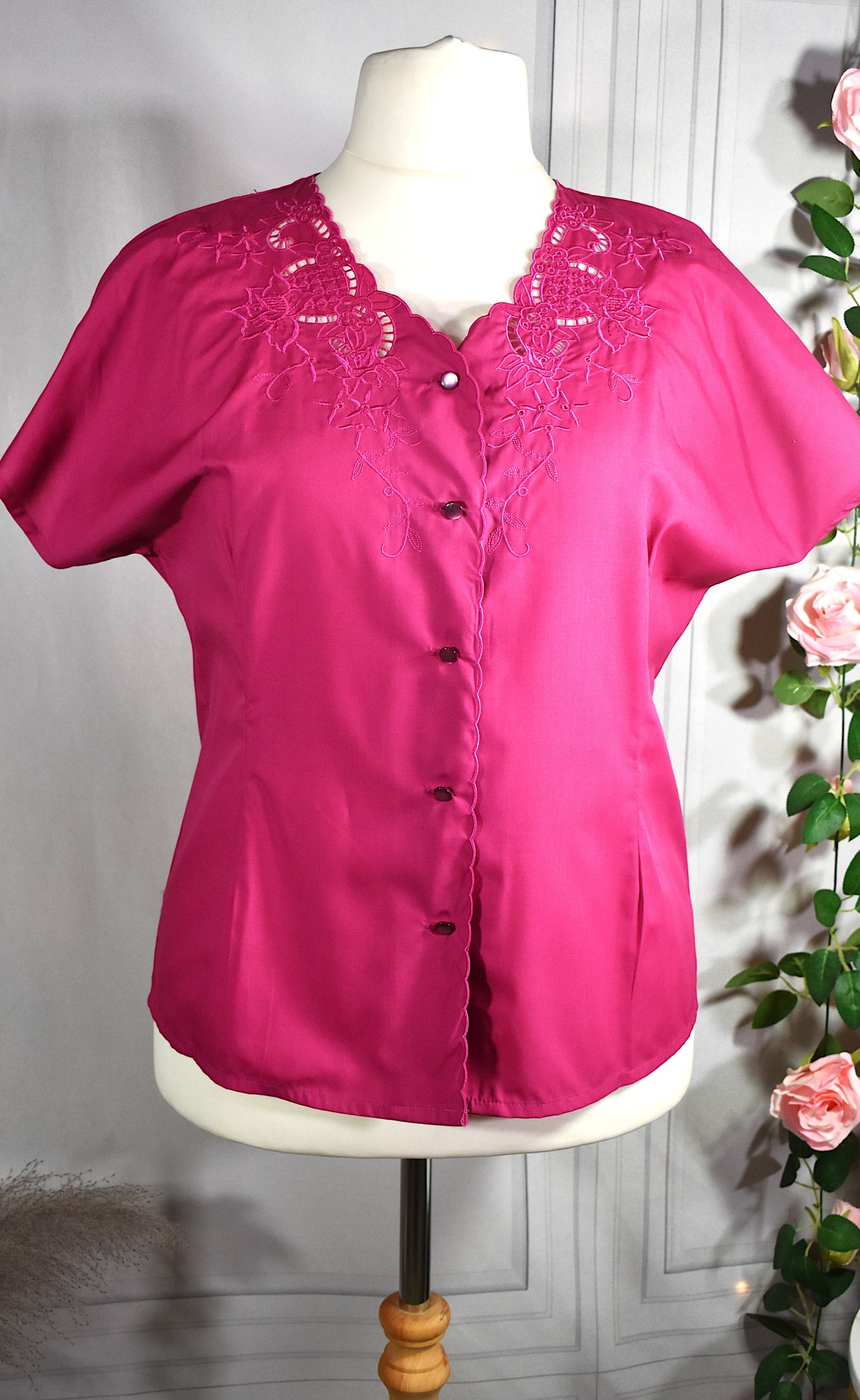 Blouse rose à l'encolure brodée