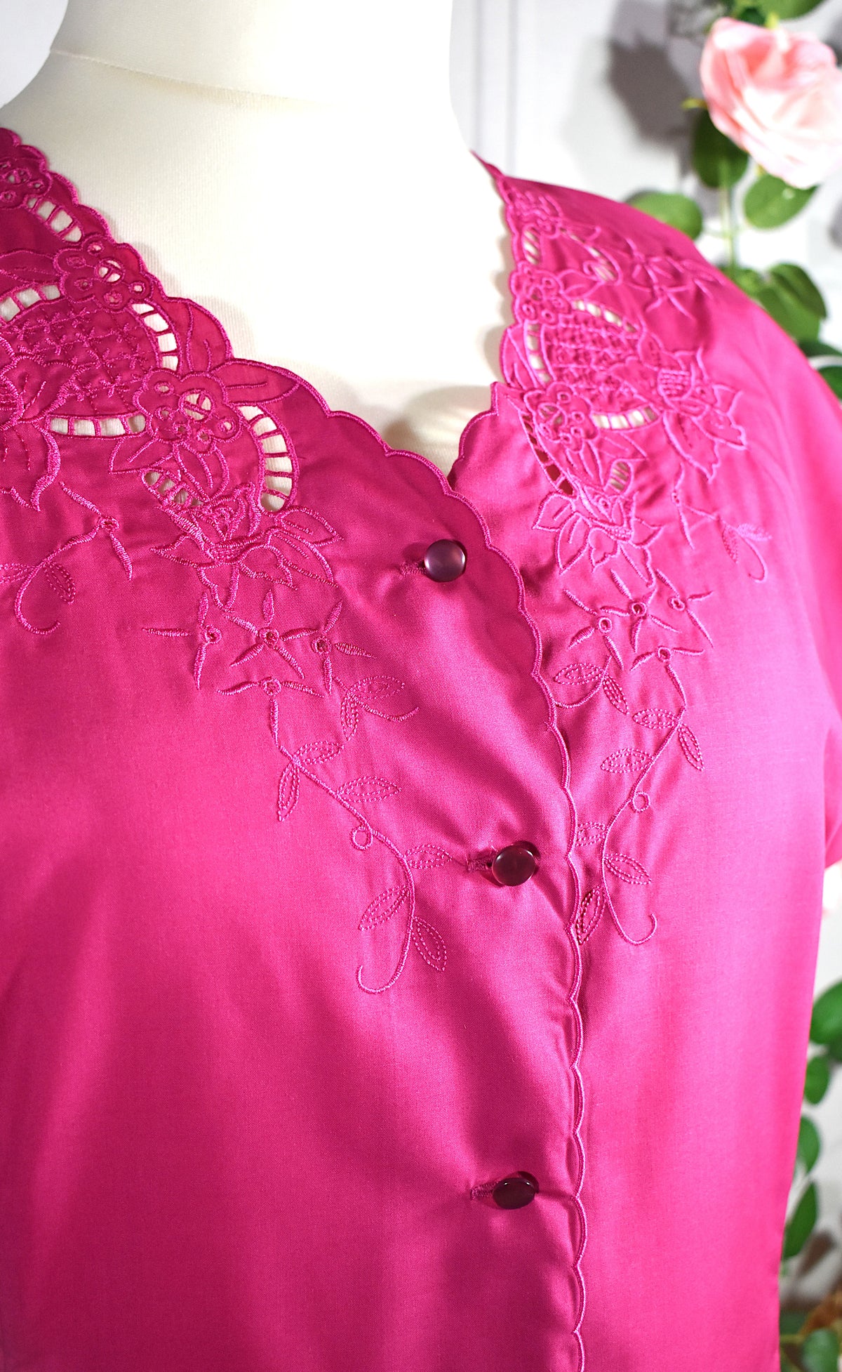 Blouse rose à l'encolure brodée