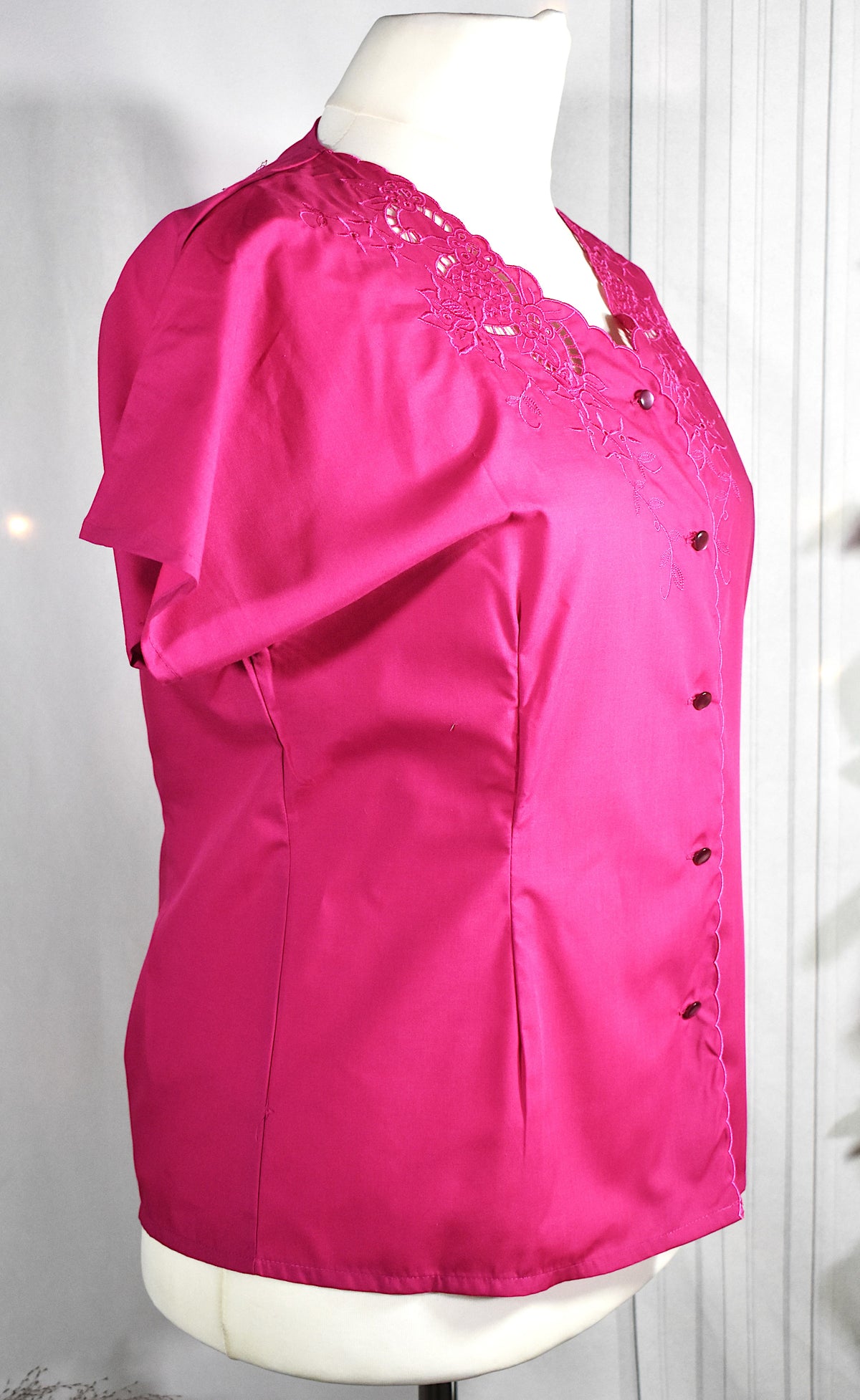 Blouse rose à l'encolure brodée