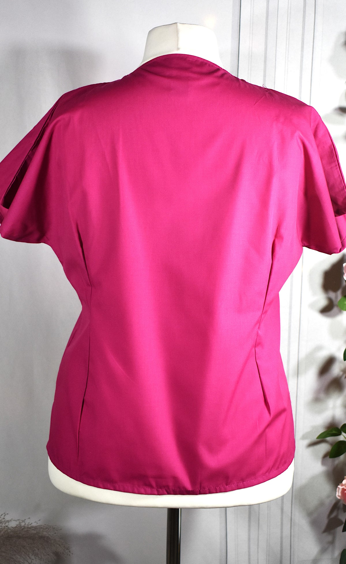 Blouse rose à l'encolure brodée