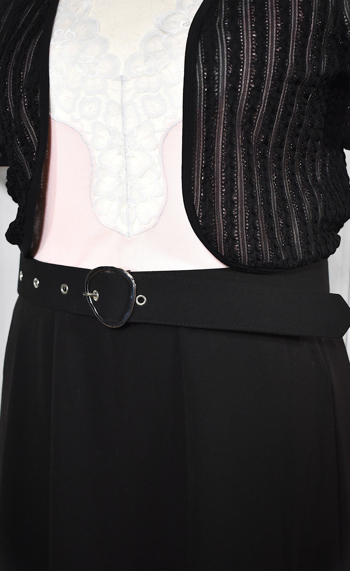 Ceinture noire avec boucle argentée organique