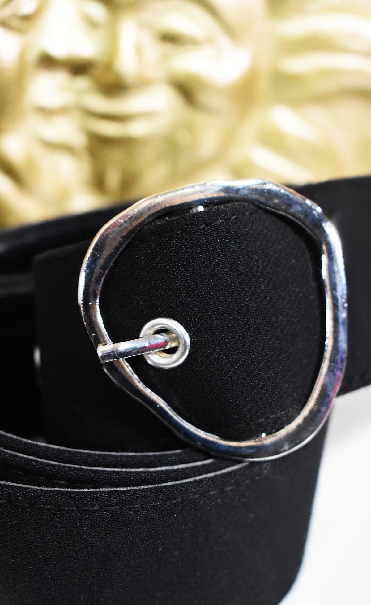 Ceinture noire avec boucle argentée organique