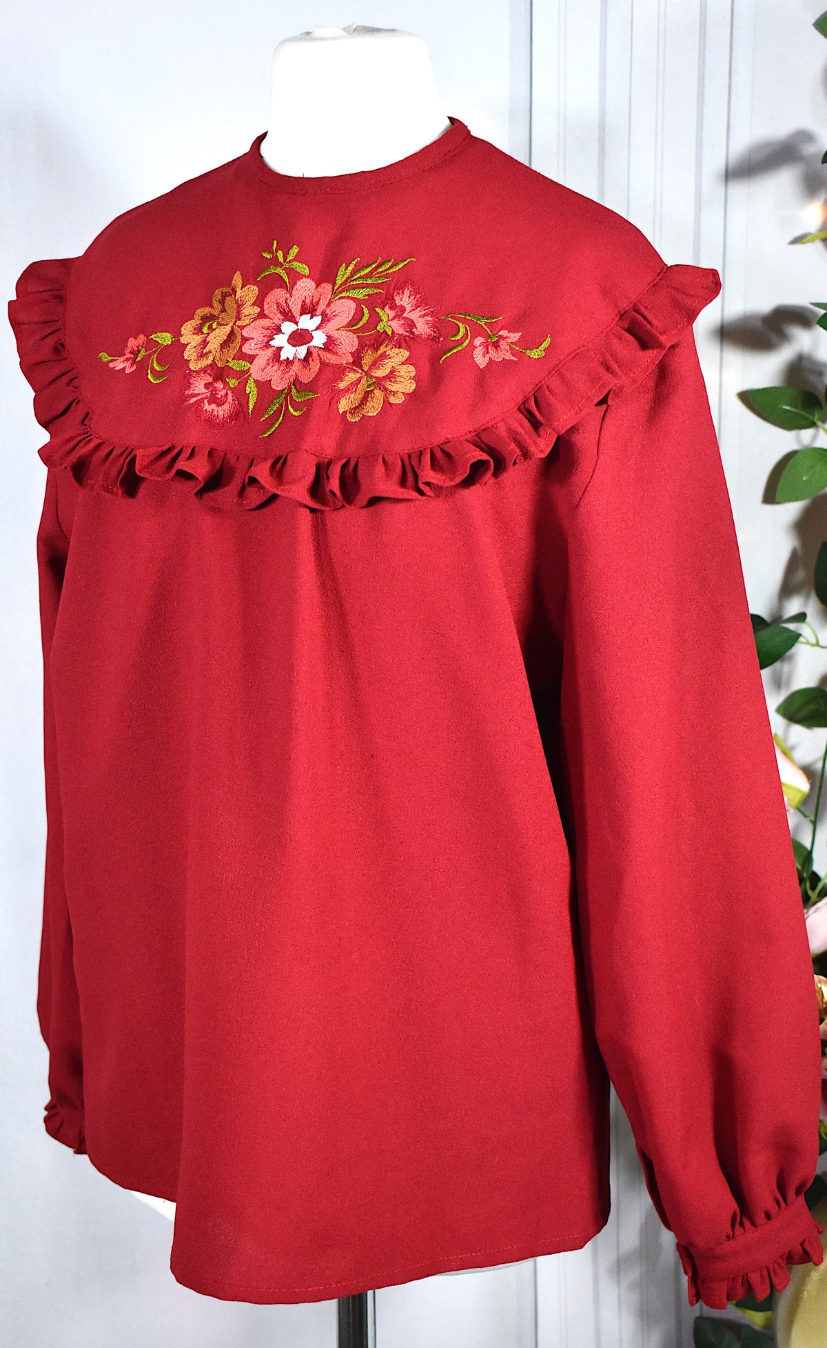 Blouse rouge avec broderie florale