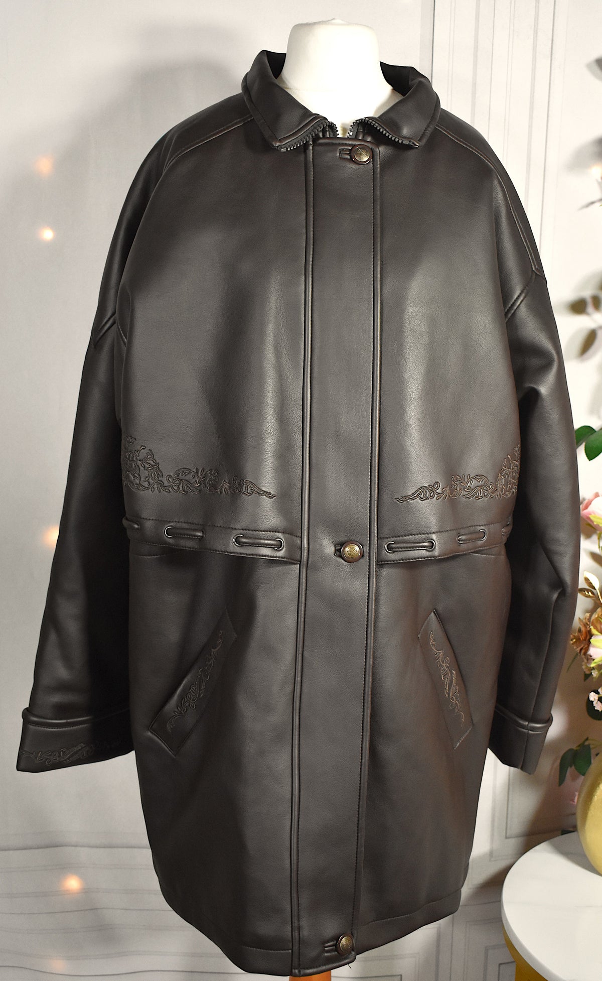 Manteau simili marron café brodé