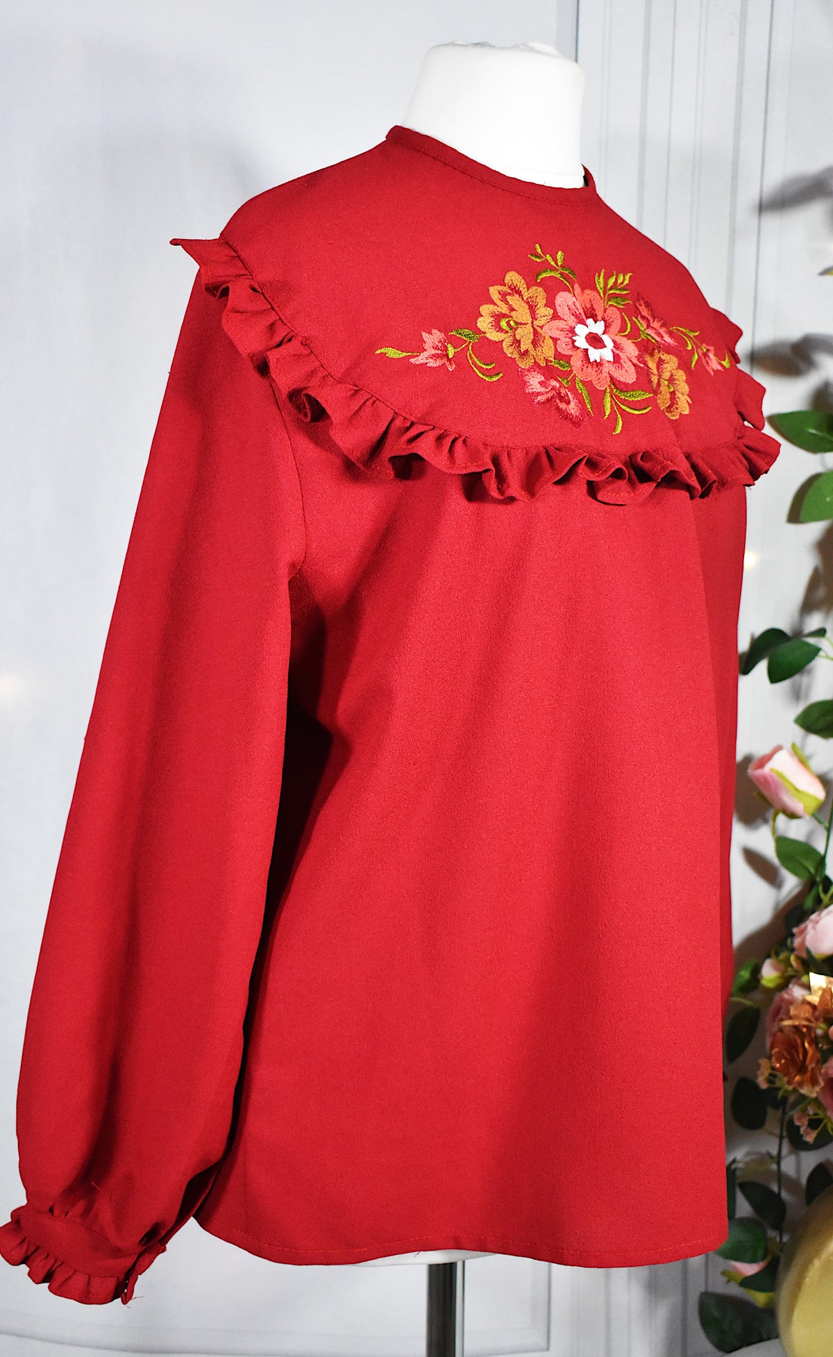 Blouse rouge avec broderie florale