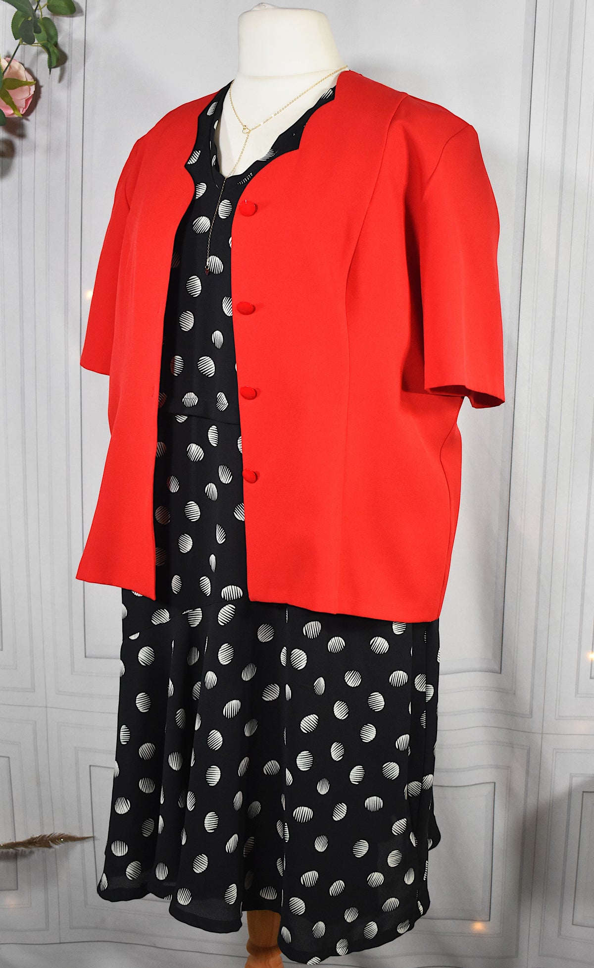 Robe vintage mousseline noire à pois graphiques