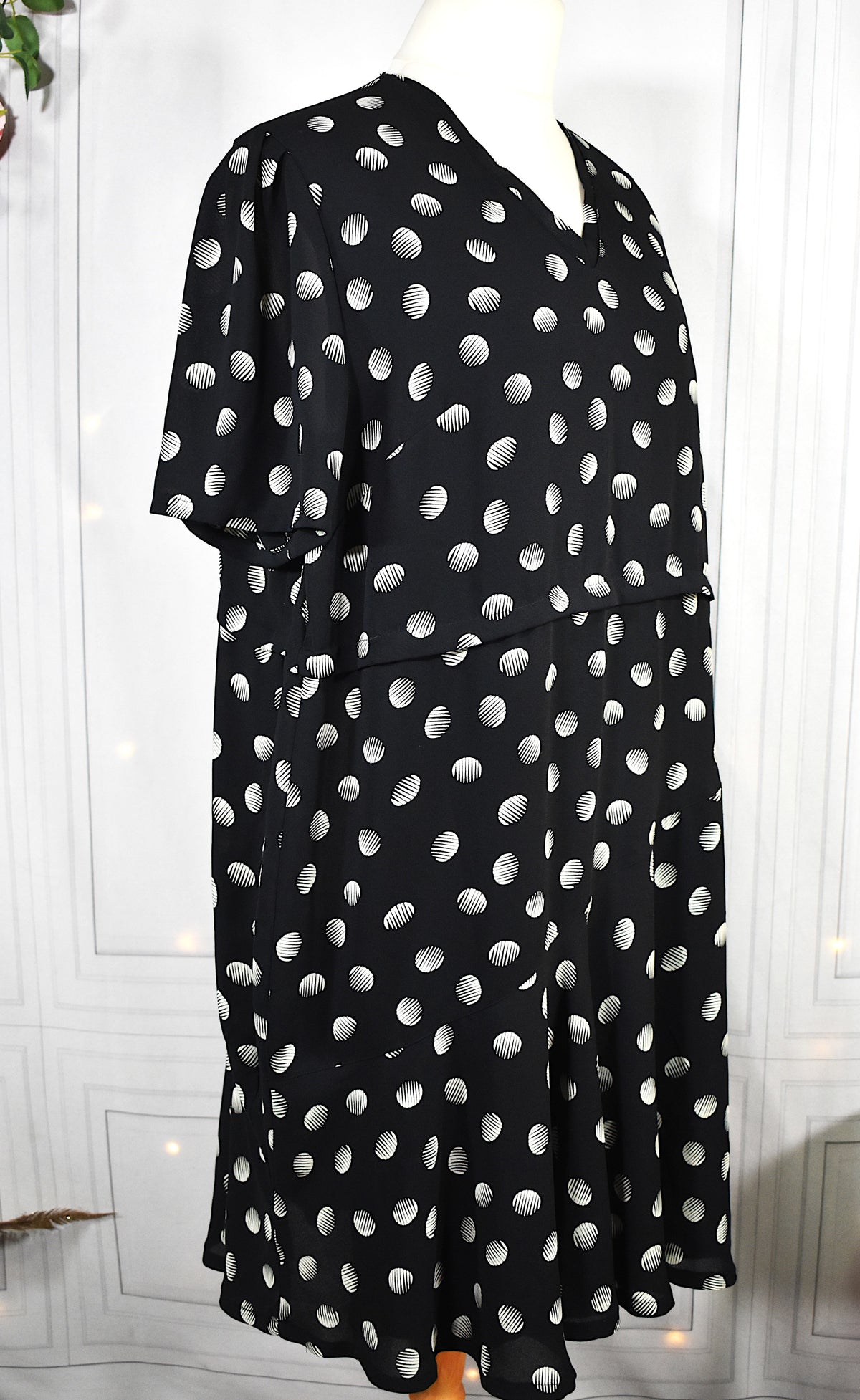 Robe vintage mousseline noire à pois graphiques