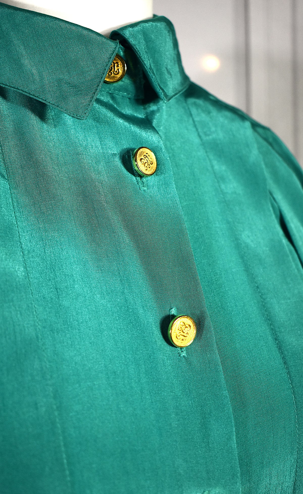 Chemise vert émeraude aux boutons dorés