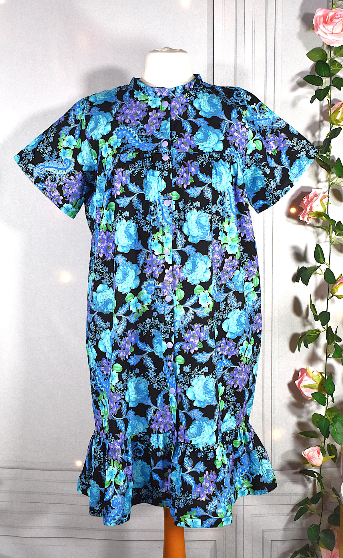 Robe vintage à fleurs bleues et violettes