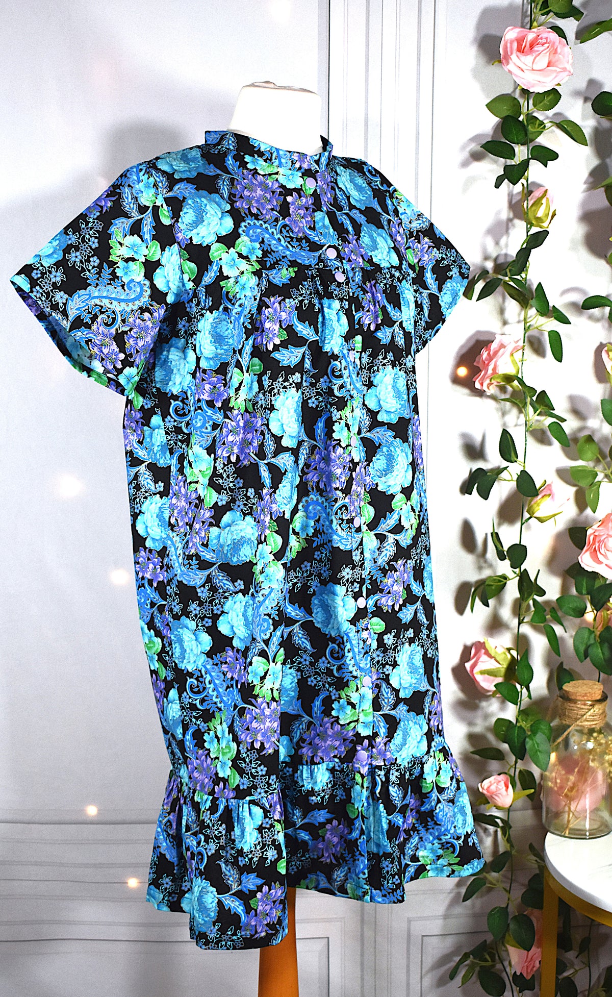Robe vintage à fleurs bleues et violettes