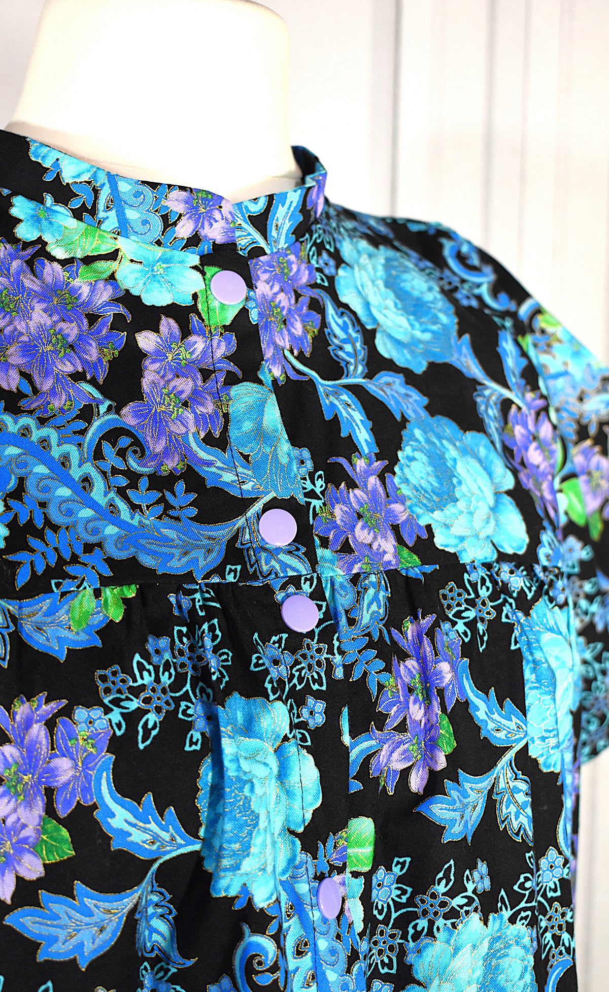 Robe vintage à fleurs bleues et violettes
