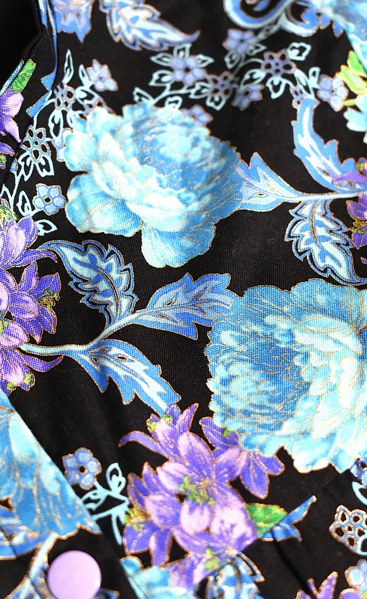 Robe vintage à fleurs bleues et violettes
