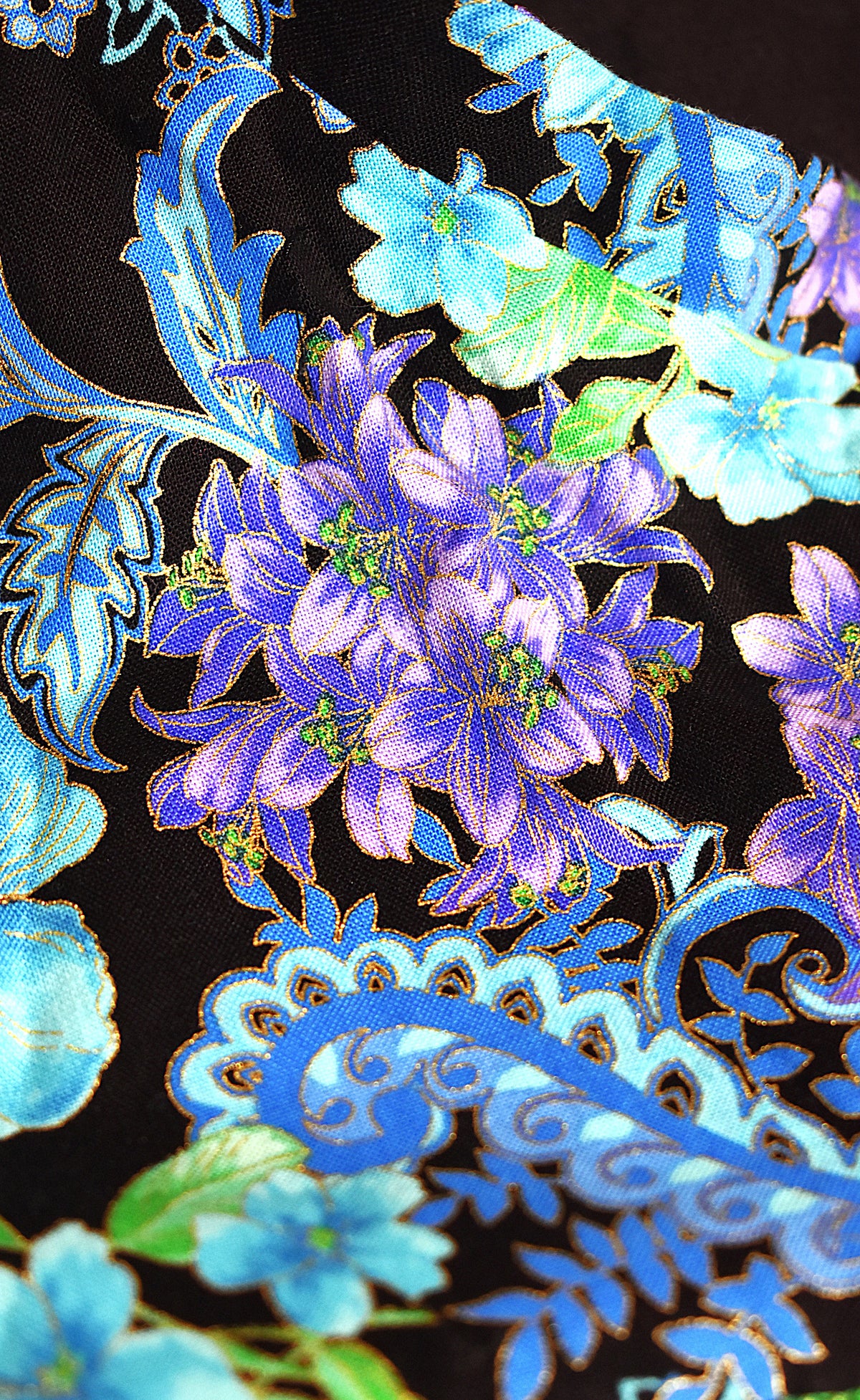 Robe vintage à fleurs bleues et violettes