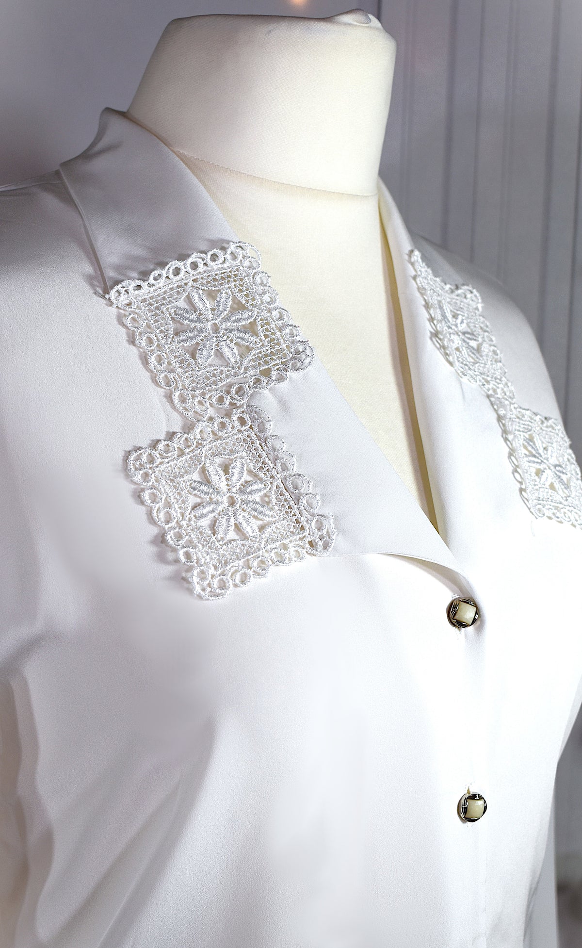 Chemise blanche vintage à broderies géométriques