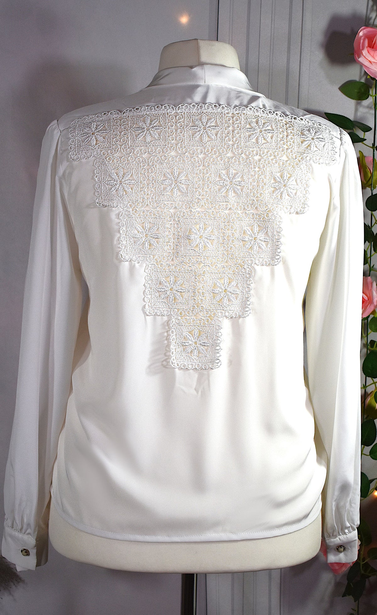 Chemise blanche vintage à broderies géométriques