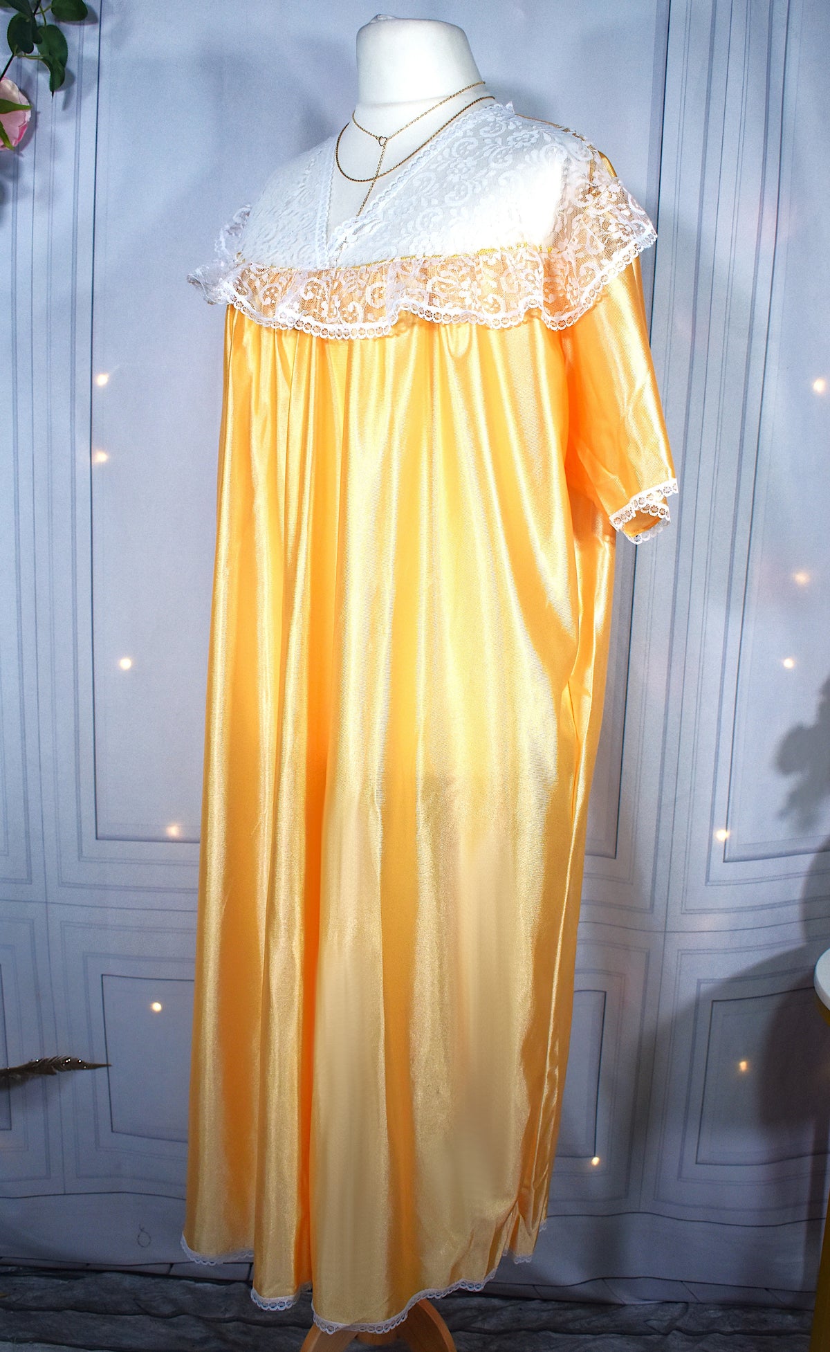 Chemise de nuit longue satinée jaune regencycore