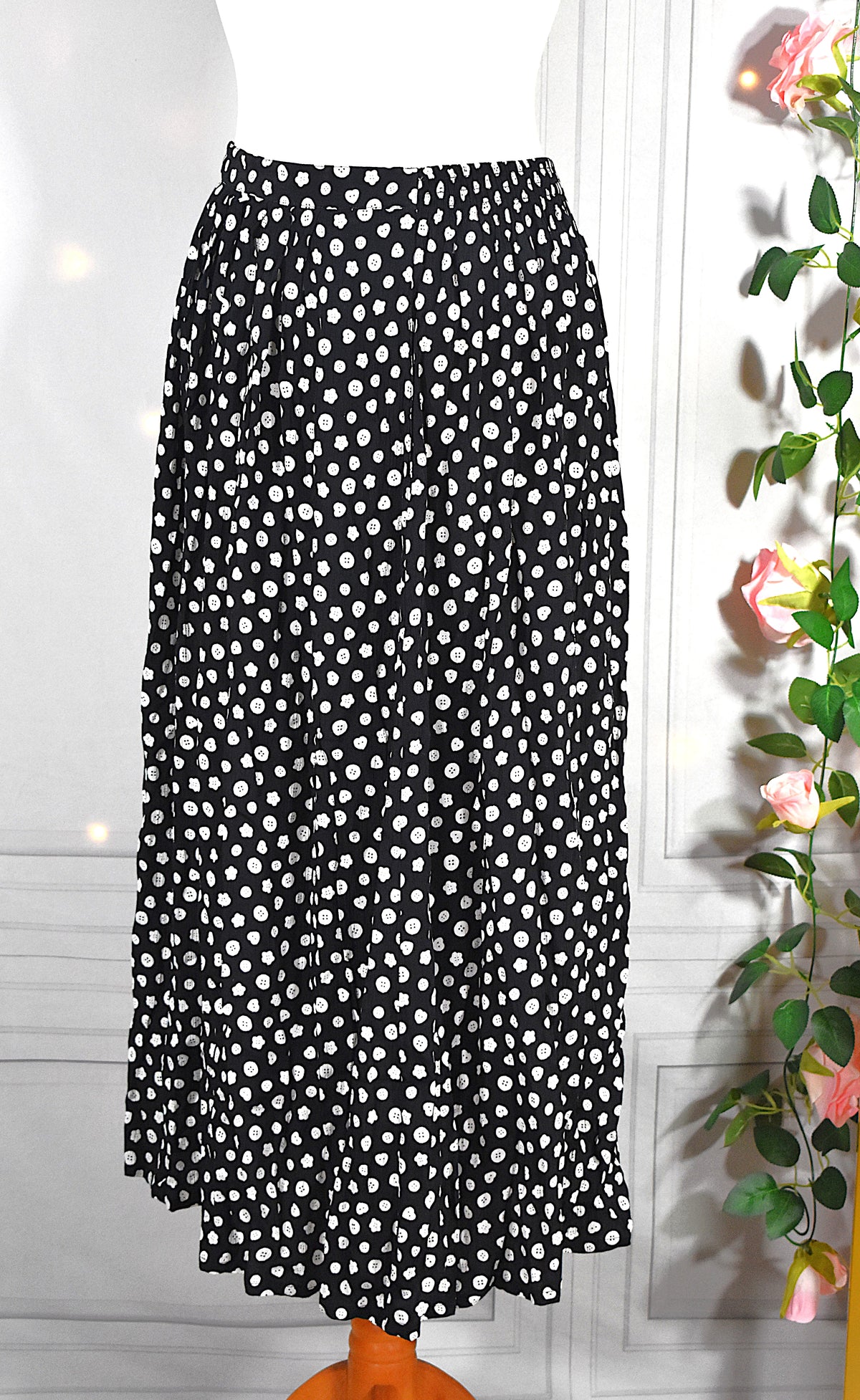 Jupe vintage noire à motif boutons blancs