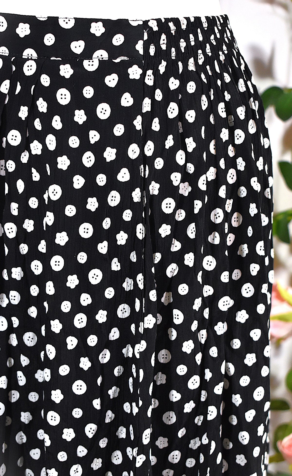 Jupe vintage noire à motif boutons blancs