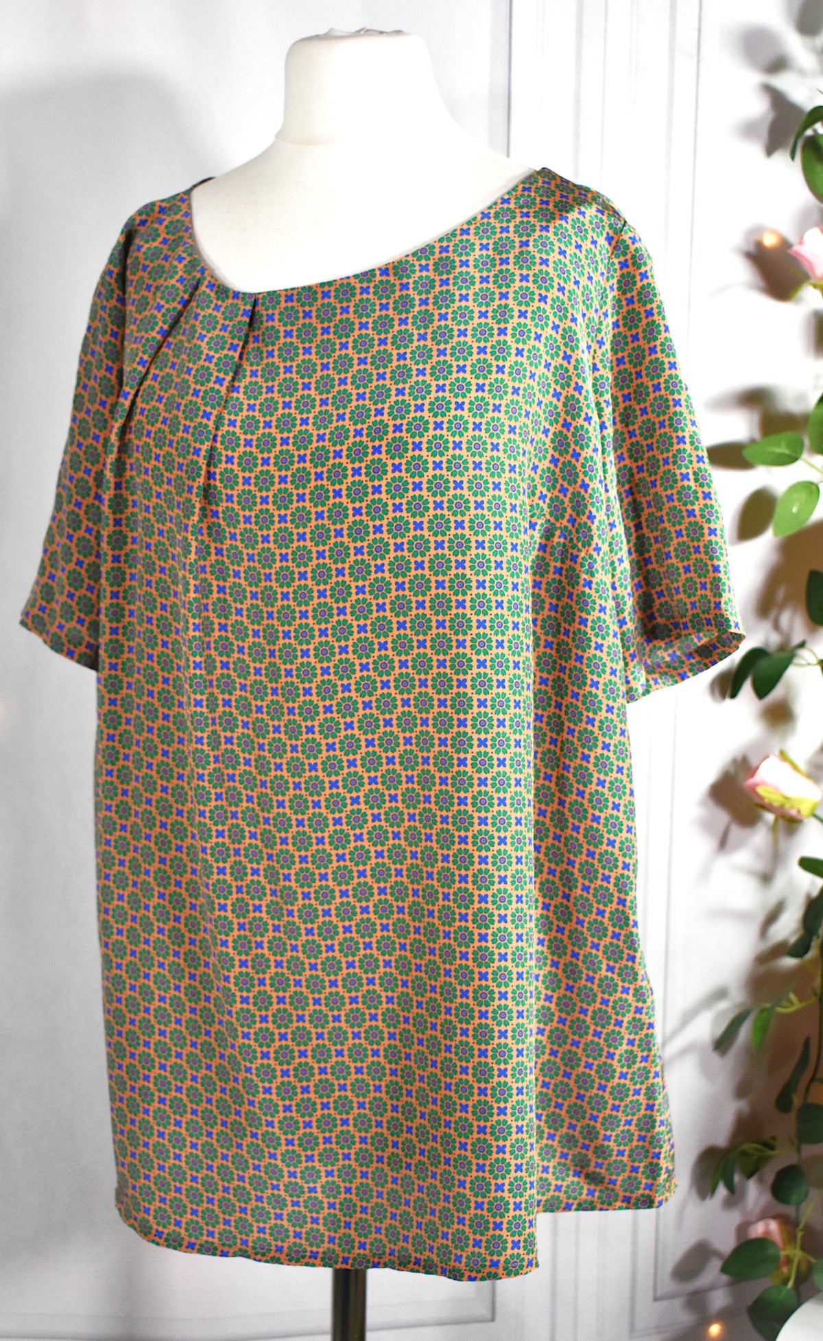 T-shirt en soie moutarde au motif floral Attic and Barn