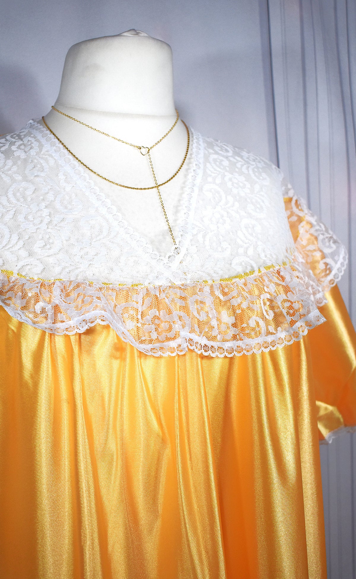 Chemise de nuit longue satinée jaune regencycore