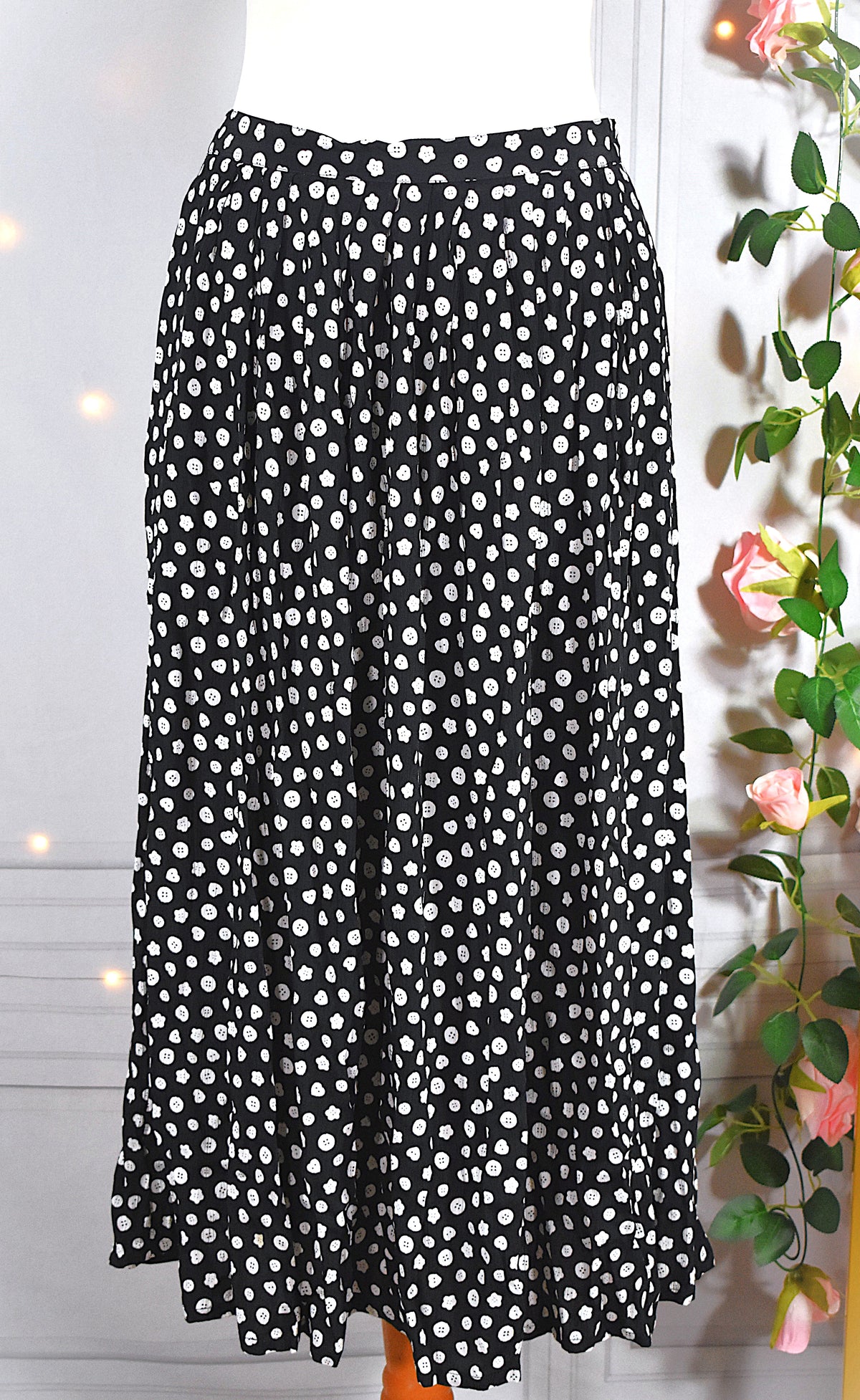 Jupe vintage noire à motif boutons blancs