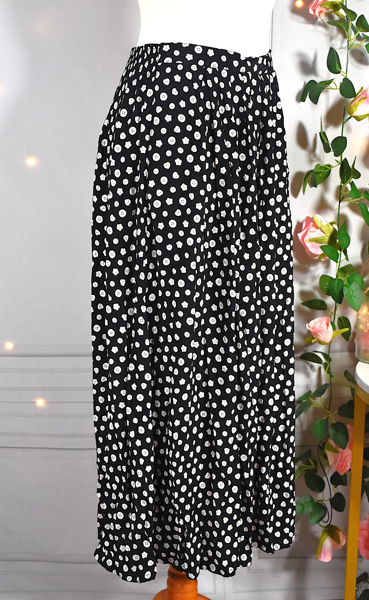 Jupe vintage noire à motif boutons blancs
