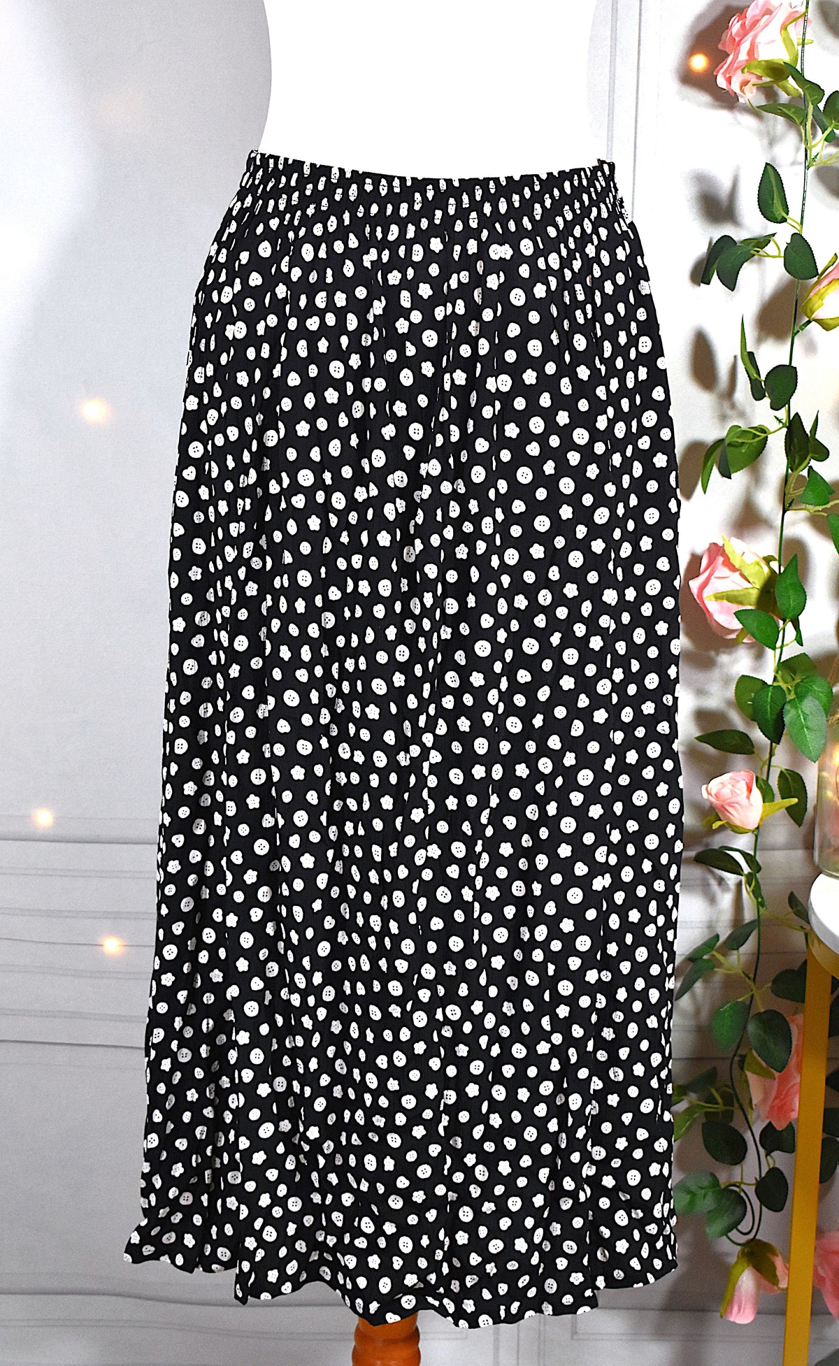 Jupe vintage noire à motif boutons blancs