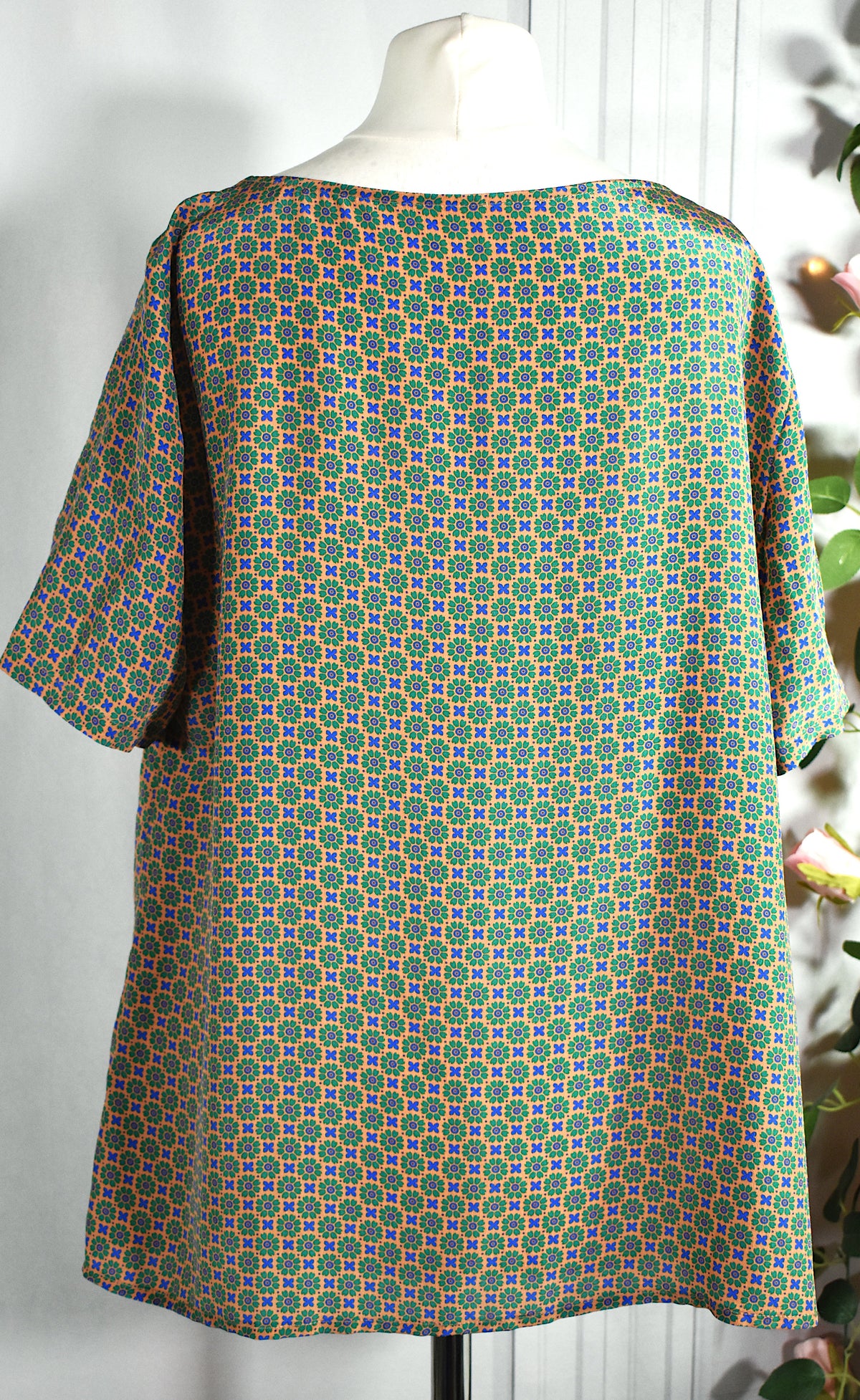 T-shirt en soie moutarde au motif floral Attic and Barn