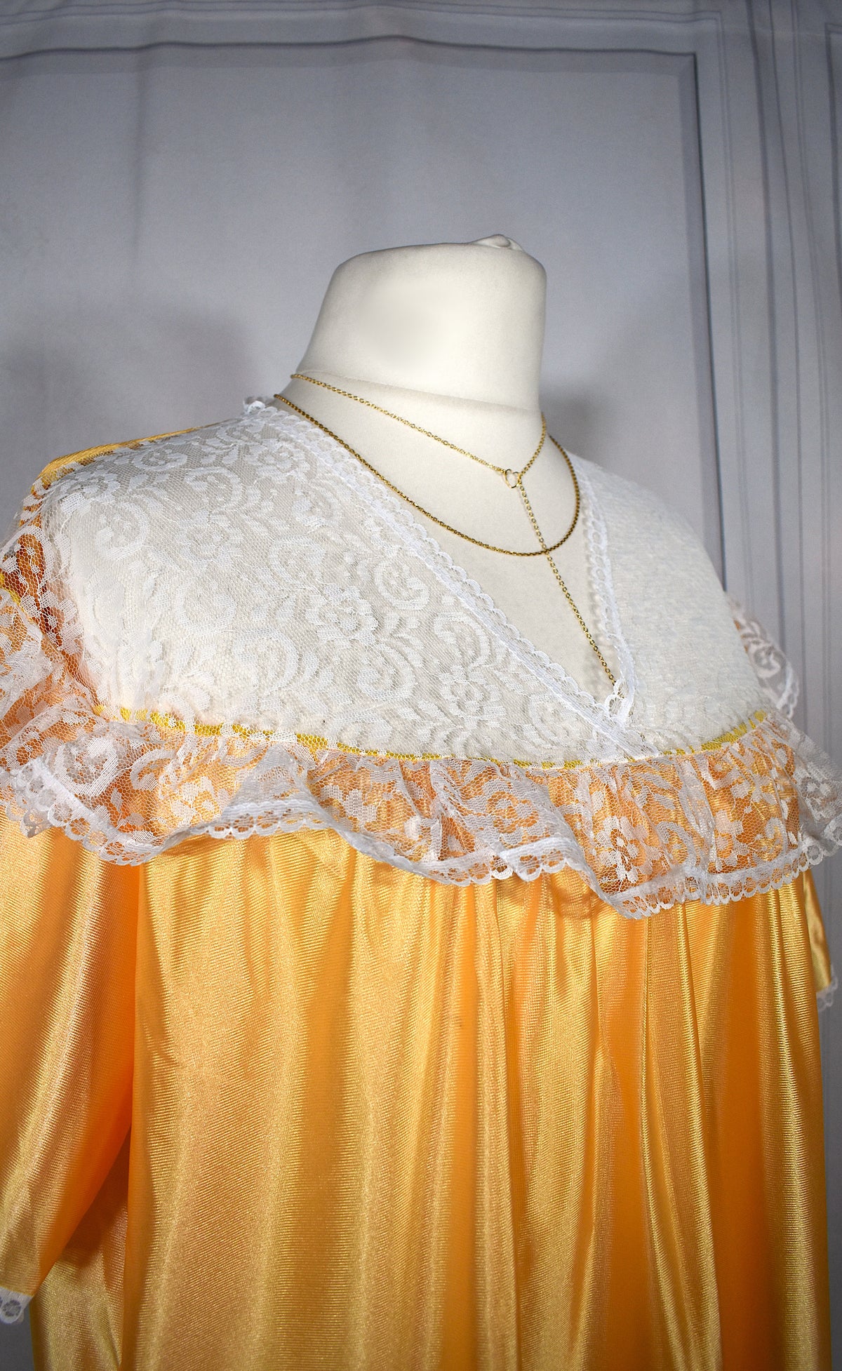 Chemise de nuit longue satinée jaune regencycore