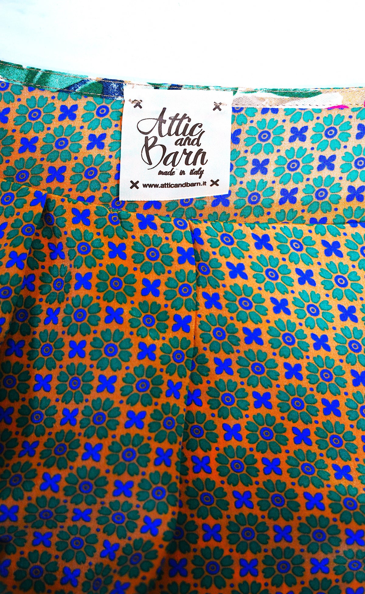 T-shirt en soie moutarde au motif floral Attic and Barn