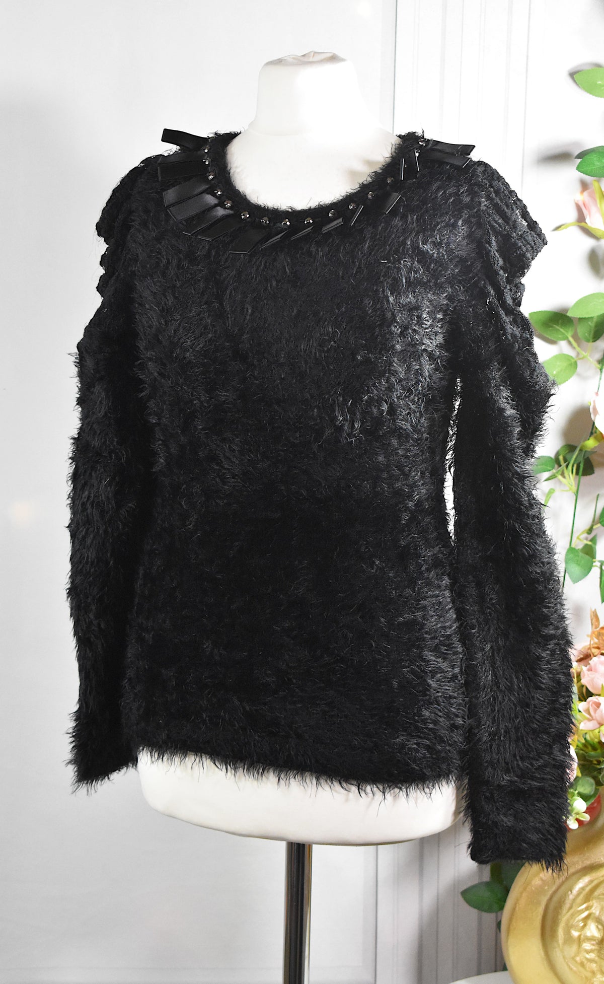 Pull duveteux noir avec rubans & perles