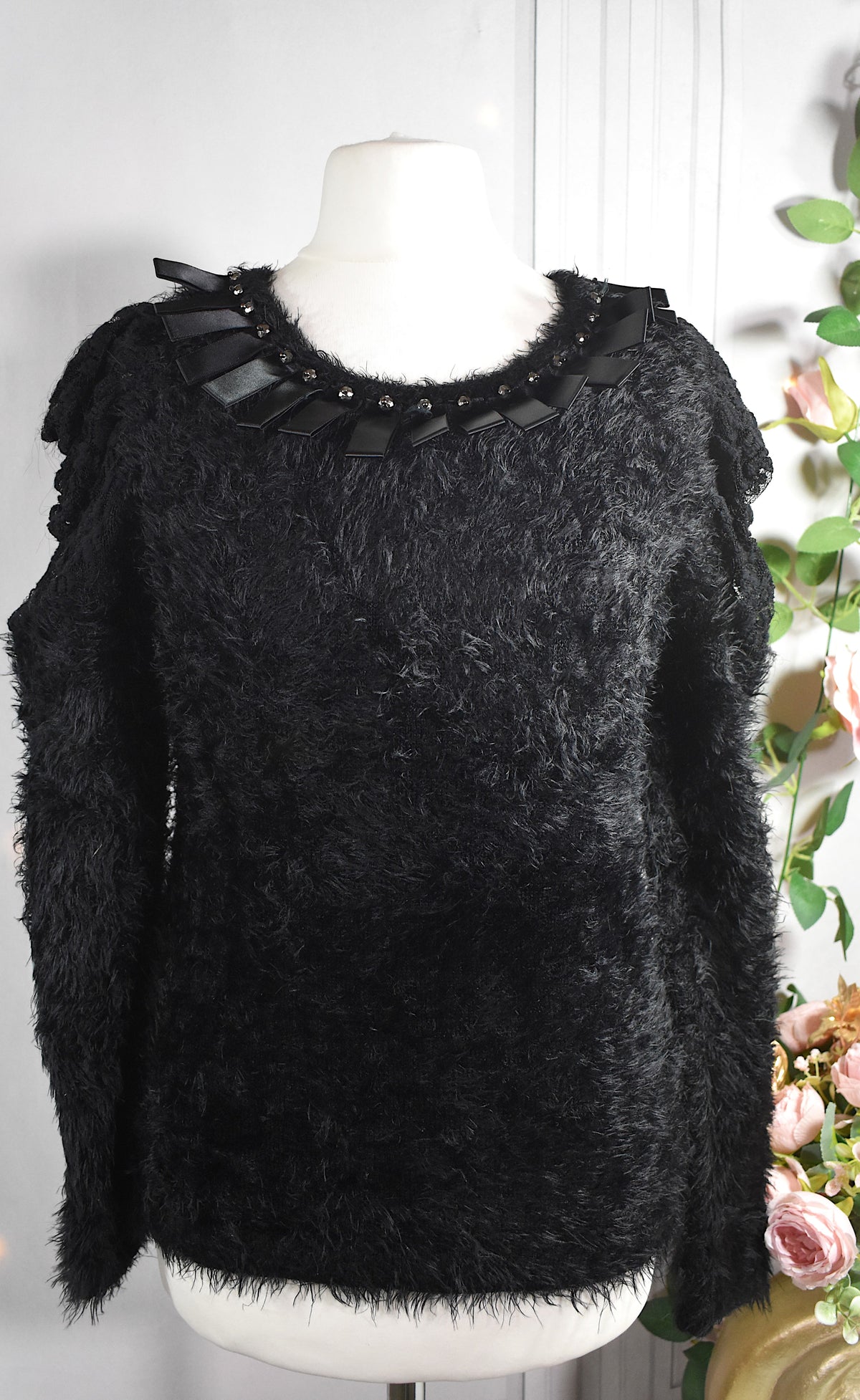 Pull duveteux noir avec rubans & perles