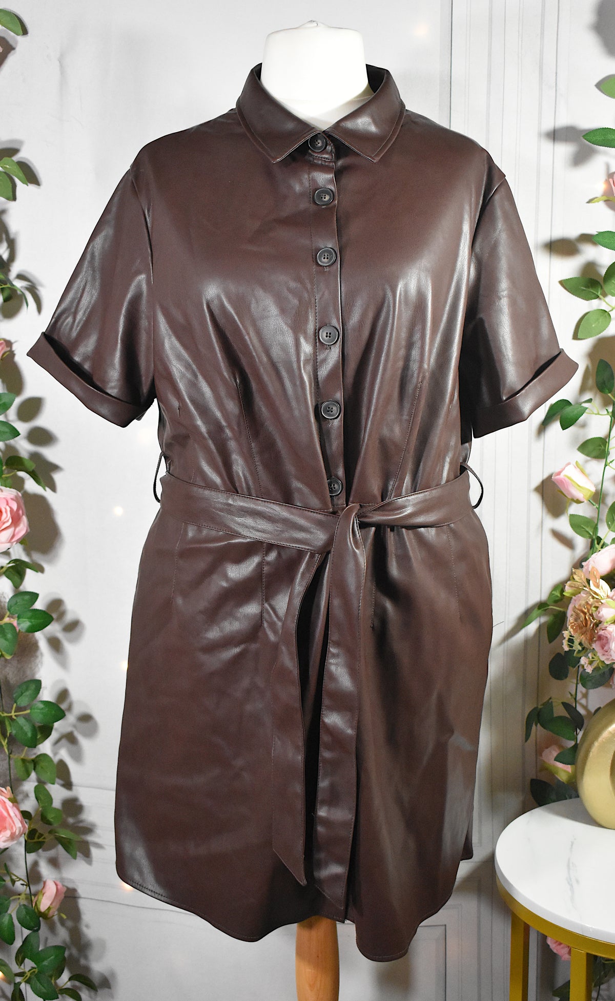 Robe en similicuir cognac avec ceinture