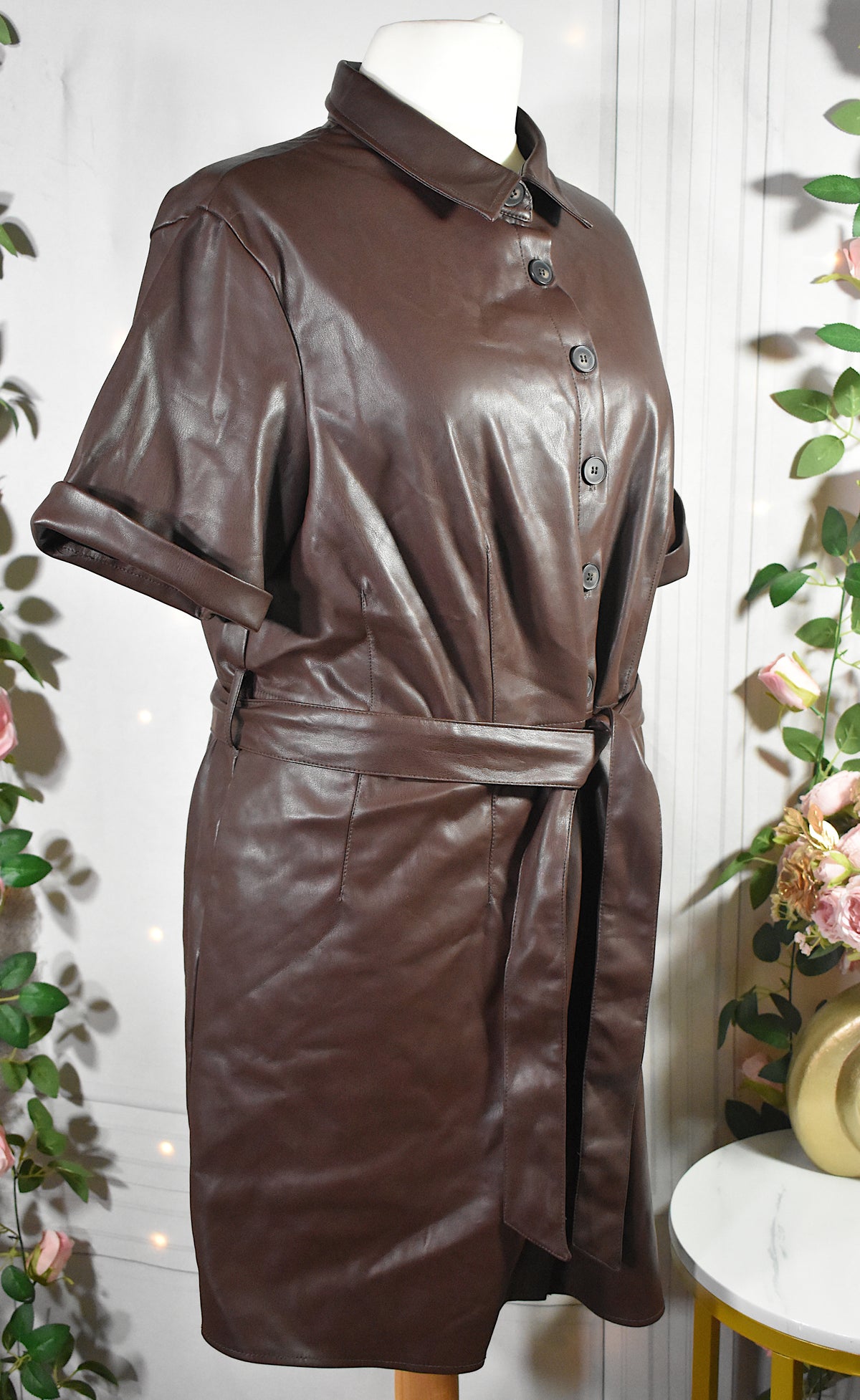 Robe en similicuir cognac avec ceinture