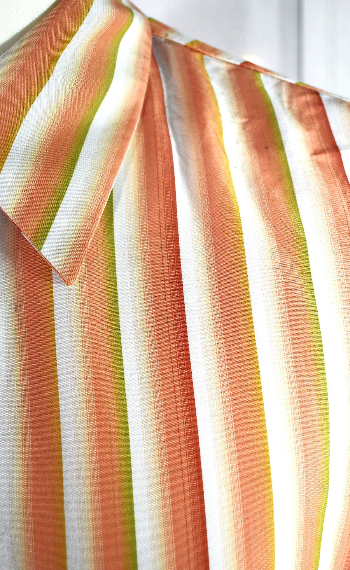 Chemise aux rayures oranges, blanches & vertes