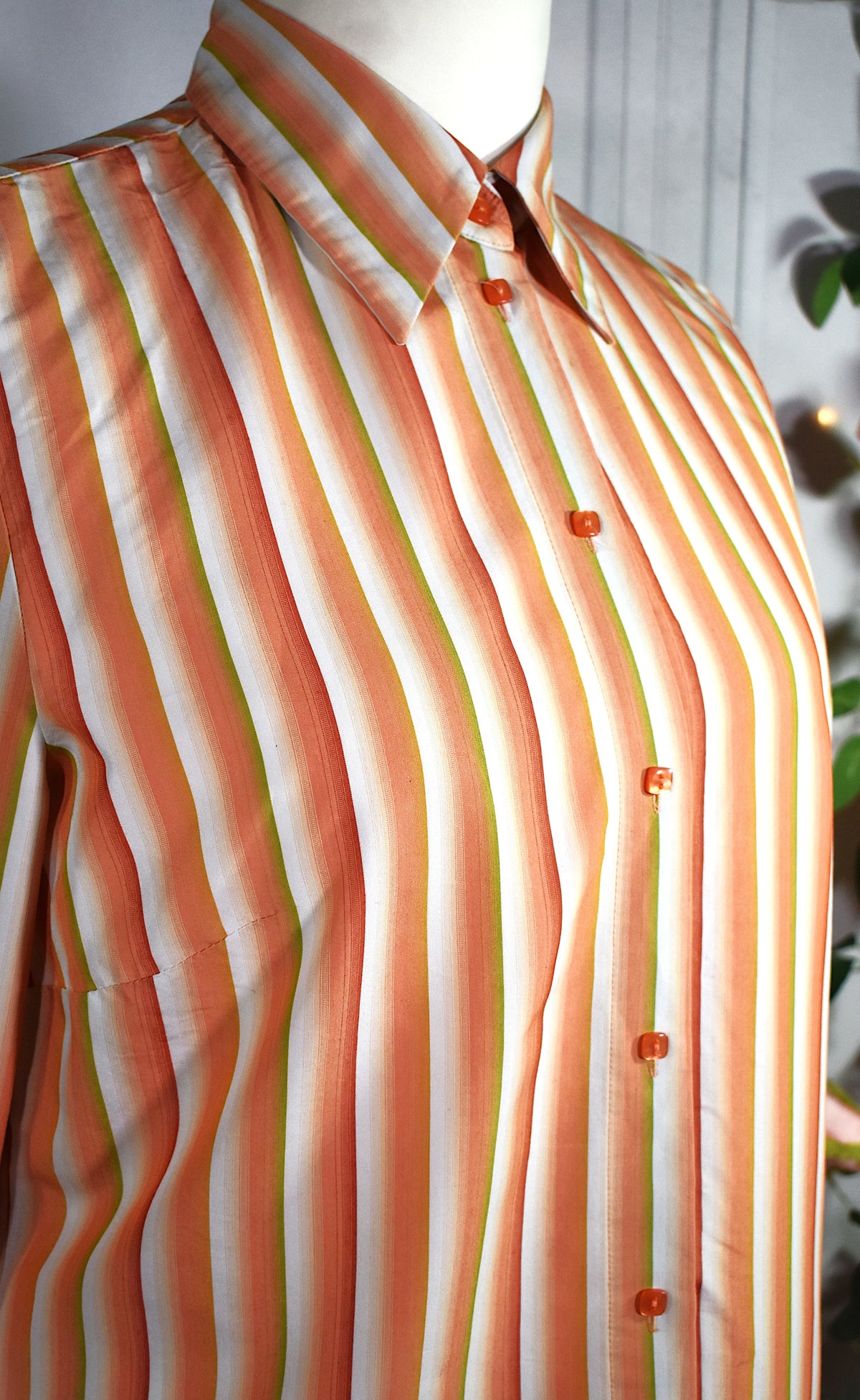 Chemise aux rayures oranges, blanches & vertes