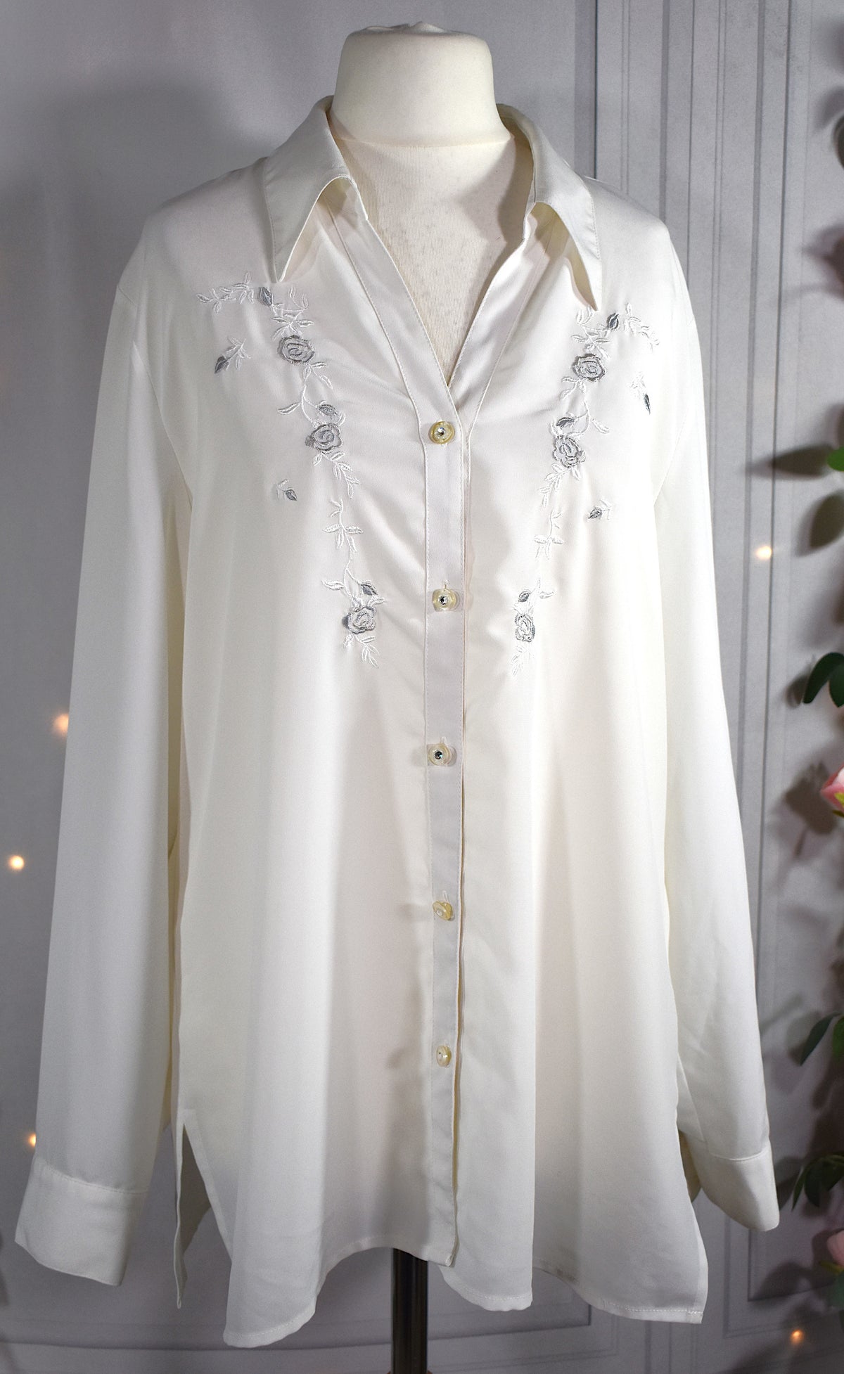 Chemise blanche fluide aux broderies florales argentées