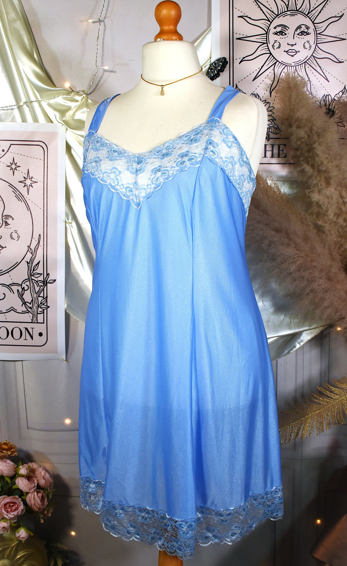 Fond de robe satiné bleu bébé en dentelle