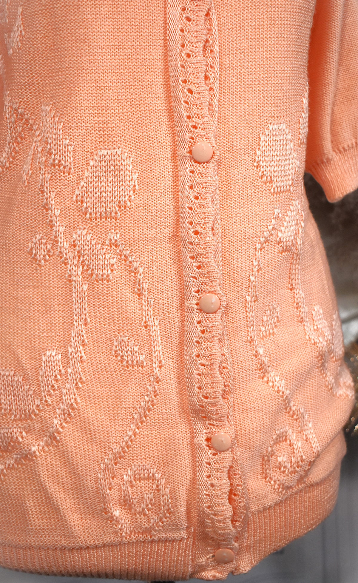 Cardigan vintage rose pastel brodé floral manches courtes