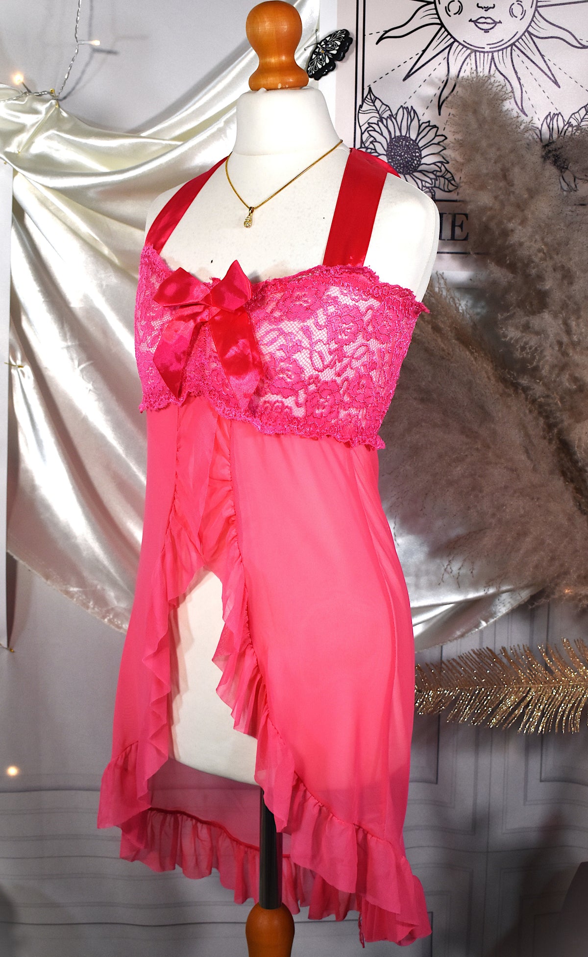 Nuisette babydoll en mousseline fuchsia à dentelle ajourée