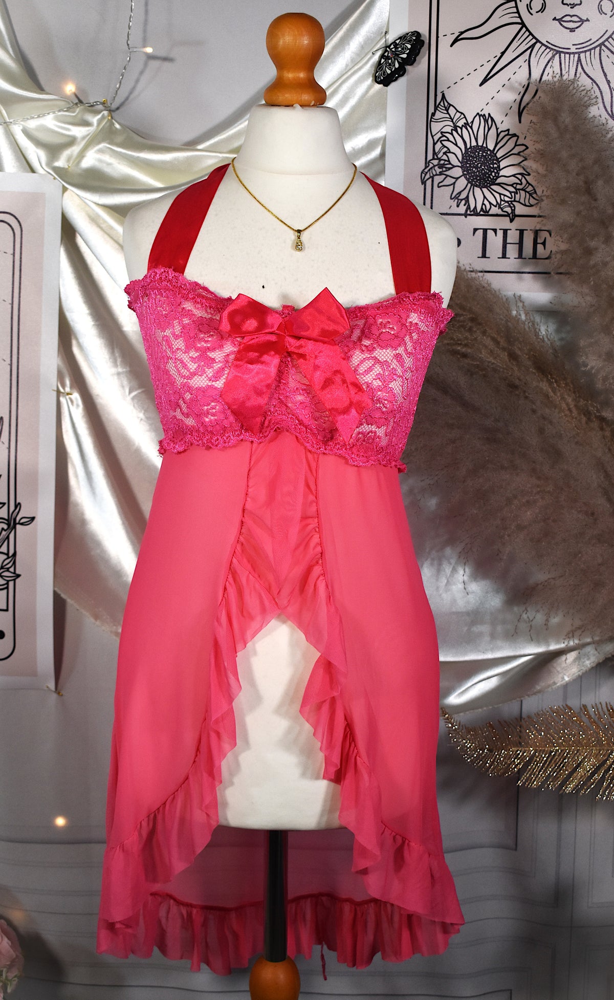 Nuisette babydoll en mousseline fuchsia à dentelle ajourée