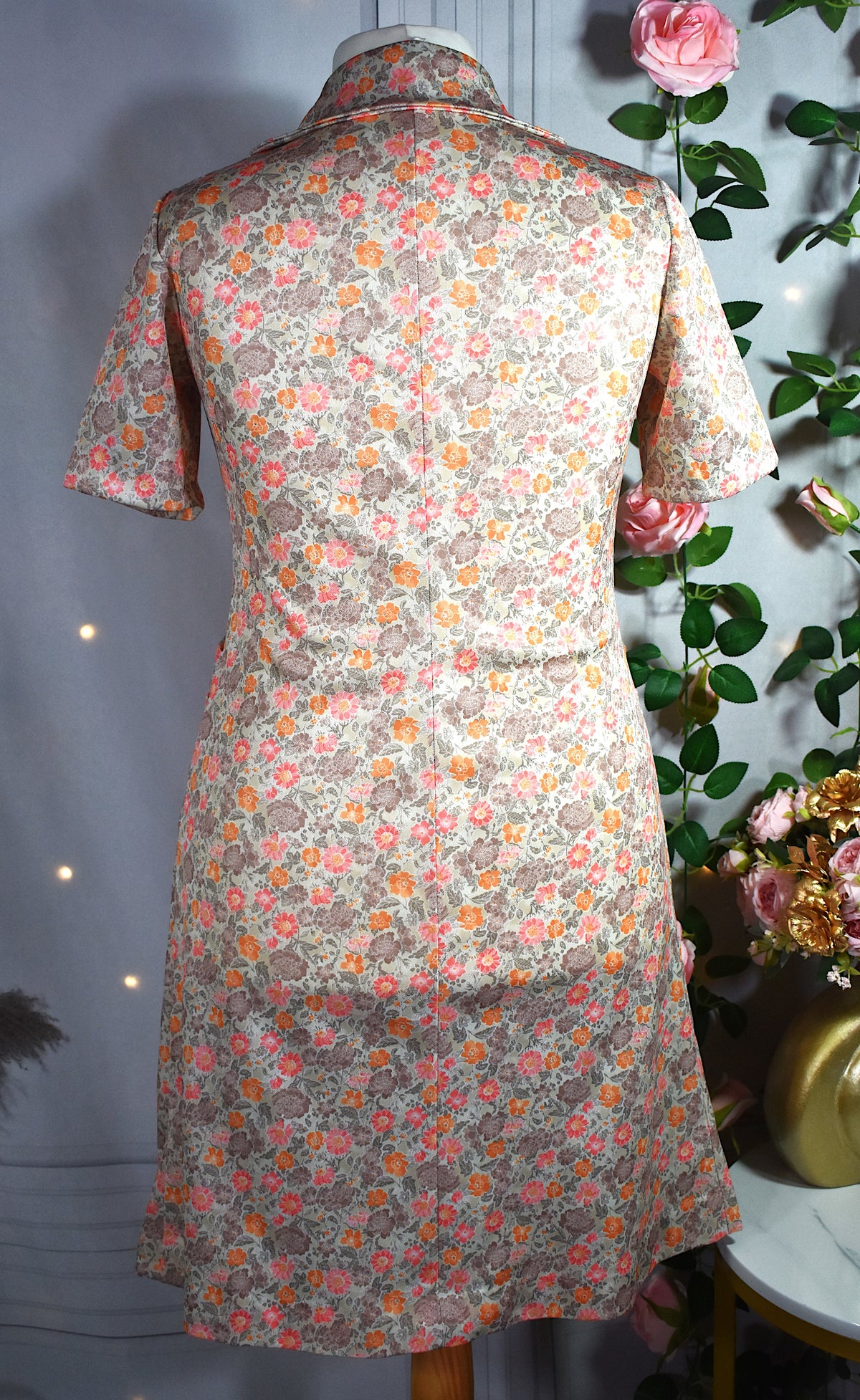 Robe vintage à fleurs rétro