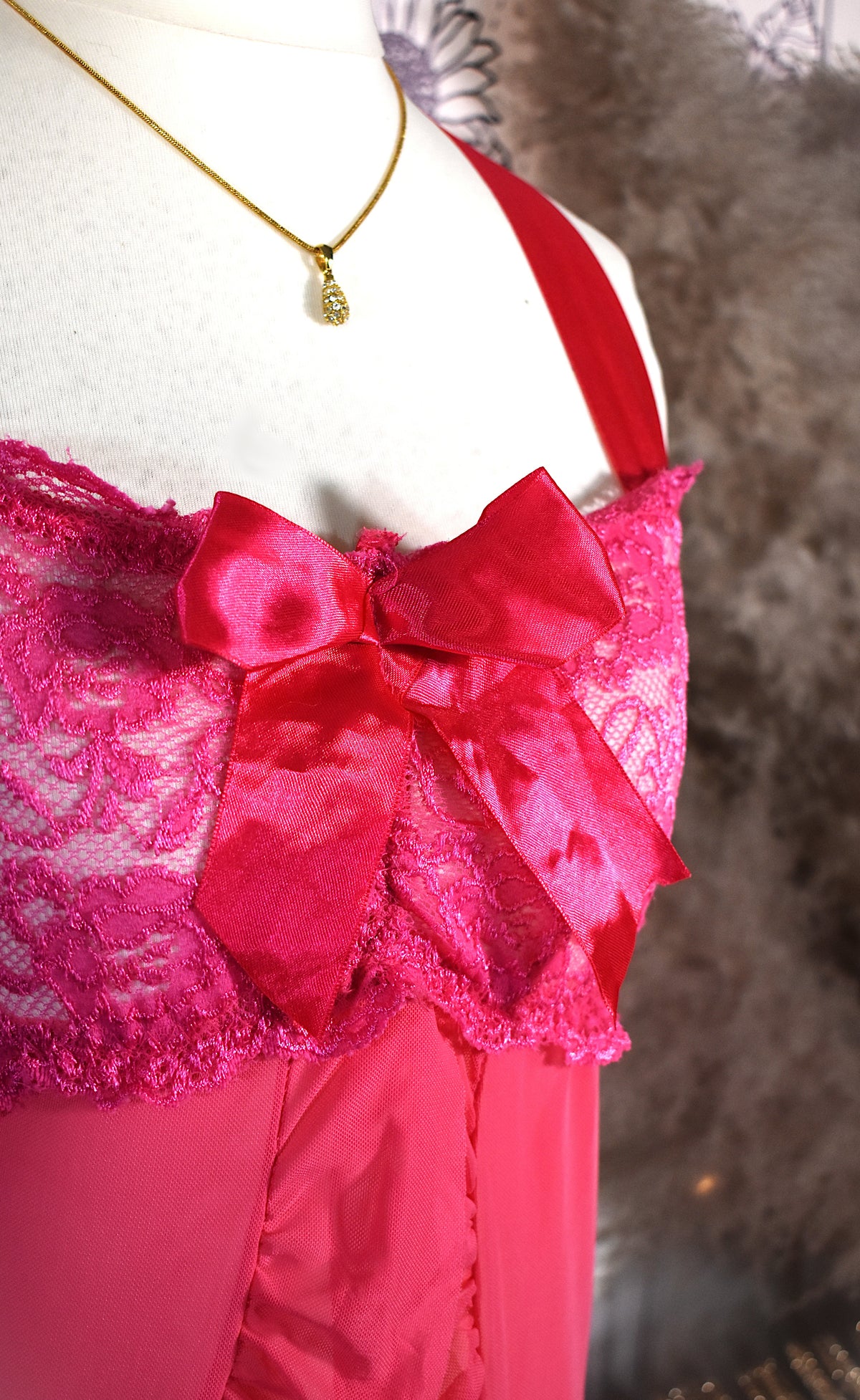 Nuisette babydoll en mousseline fuchsia à dentelle ajourée